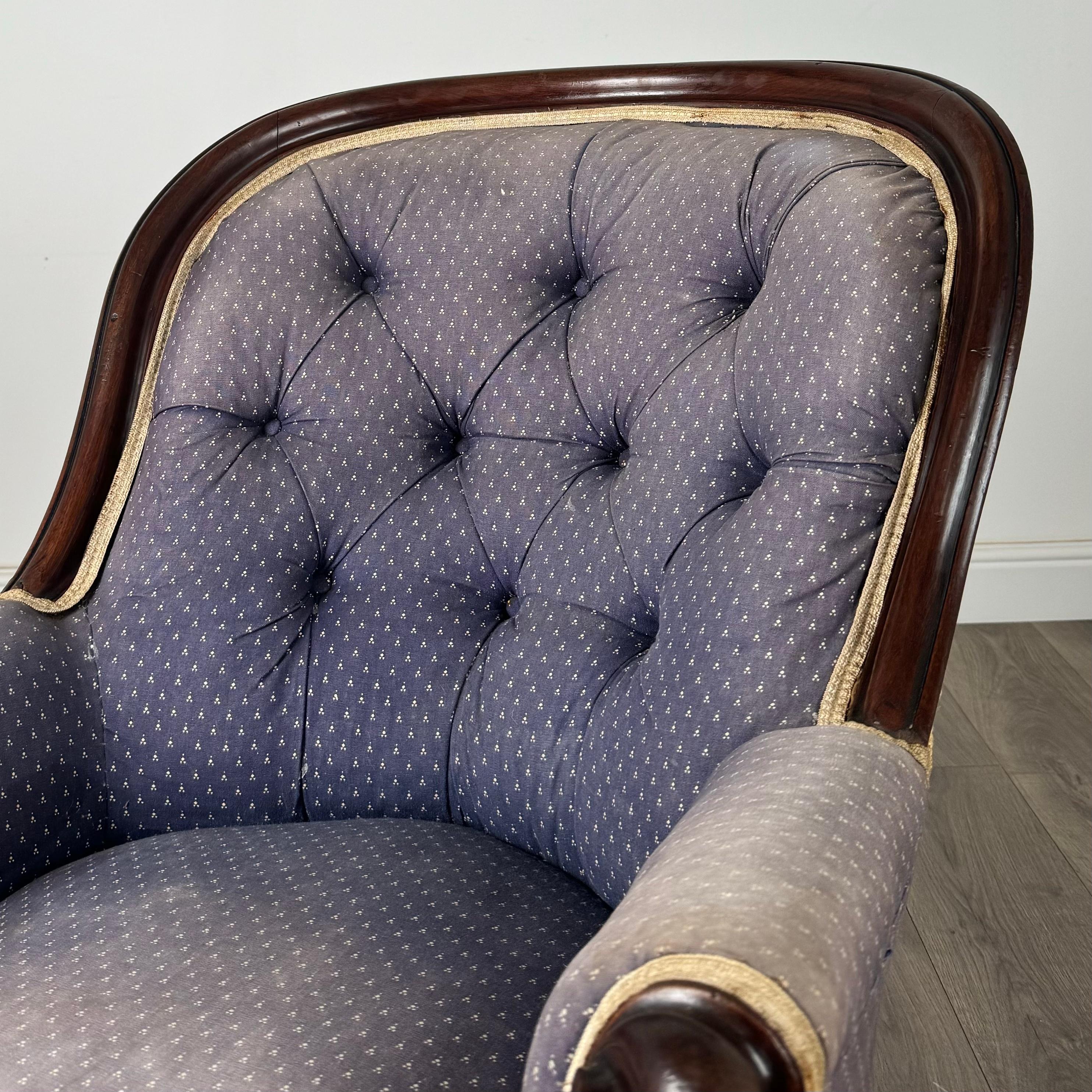 Fauteuil ancien du 19ème siècle à dossier boutonné en acajou ( REF AF-3388 ) en vente 3