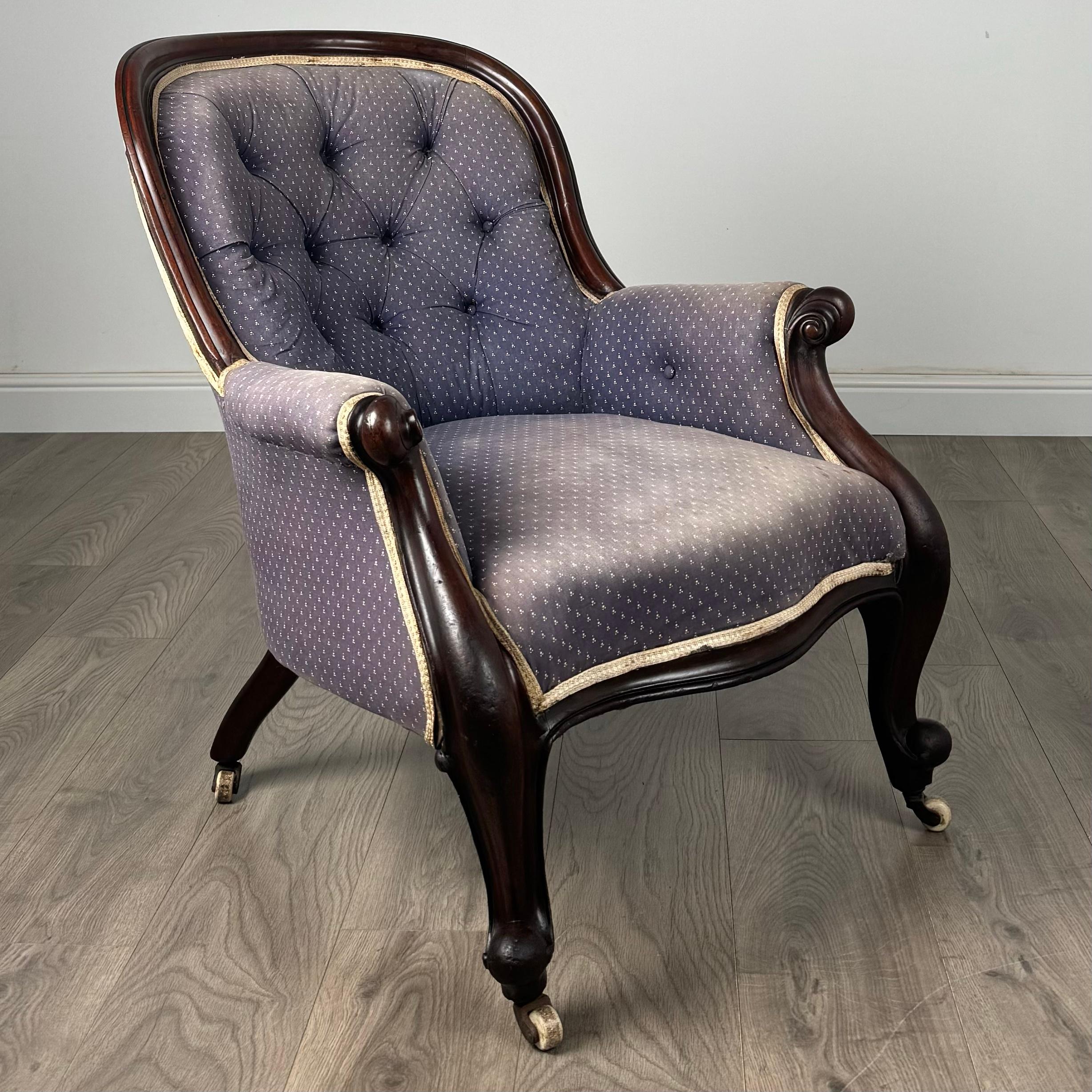 Fauteuil ancien du 19ème siècle à dossier boutonné en acajou ( REF AF-3388 ) en vente 1