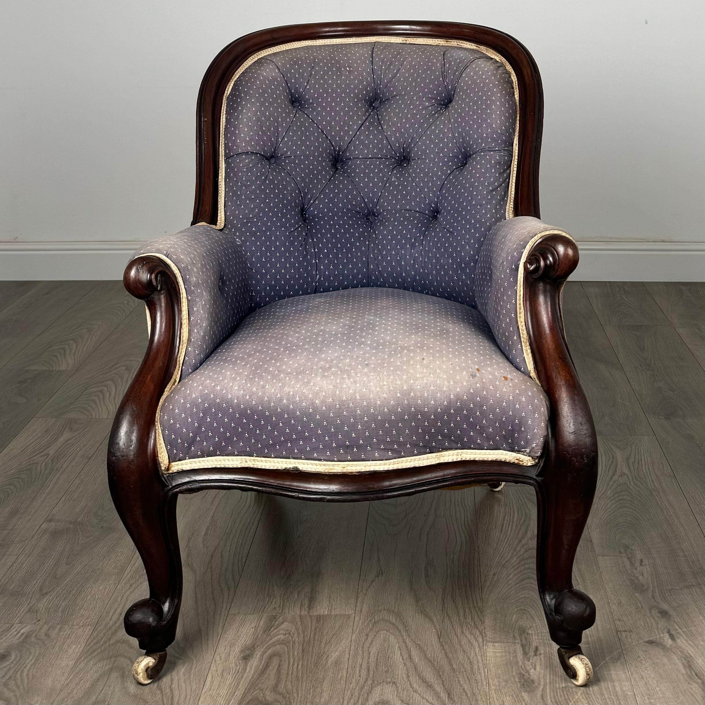 Fauteuil ancien du 19ème siècle à dossier boutonné en acajou ( REF AF-3388 ) en vente 2
