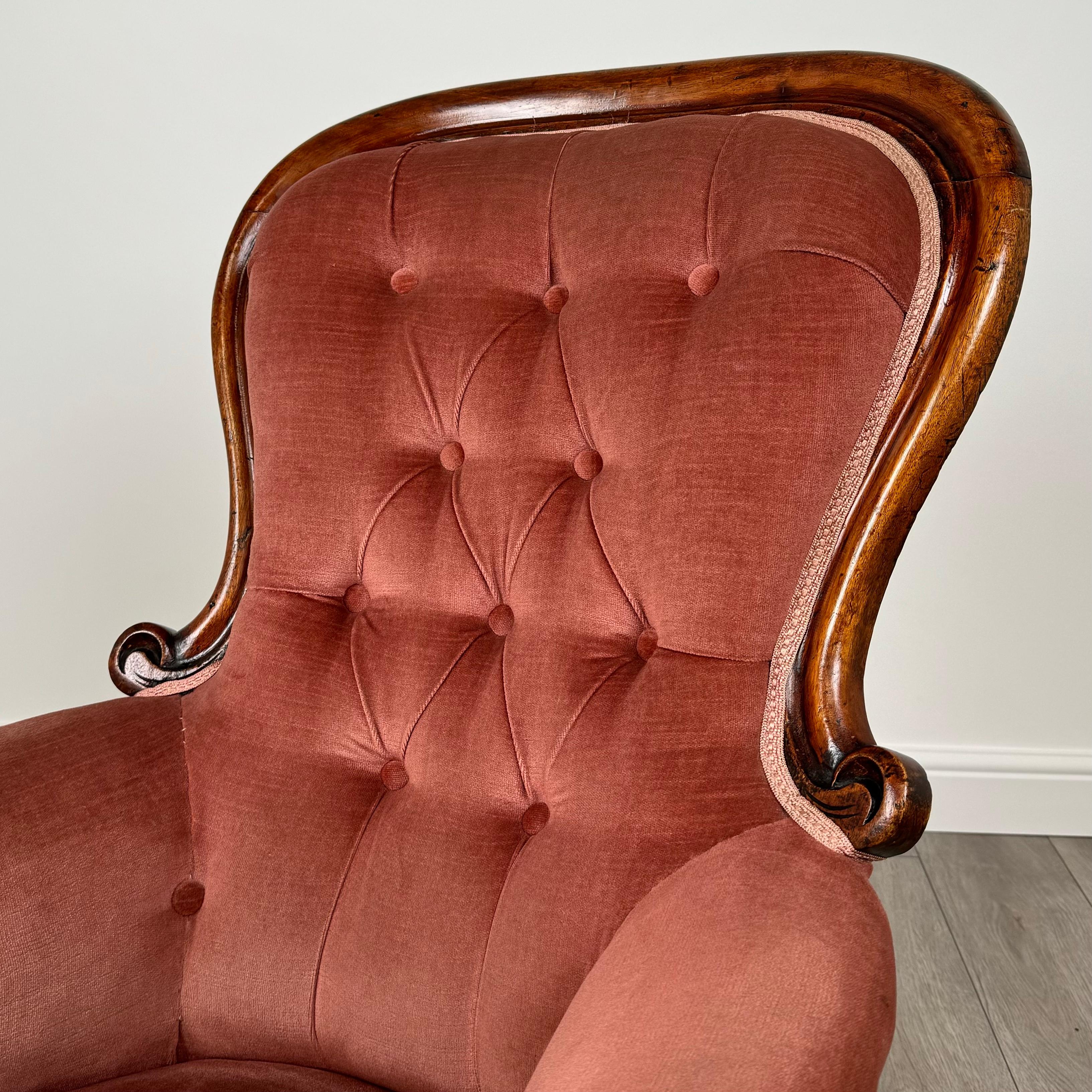 Sillón antiguo del siglo XIX con respaldo de botones de caoba ( REF AF-3548 ) en venta 3
