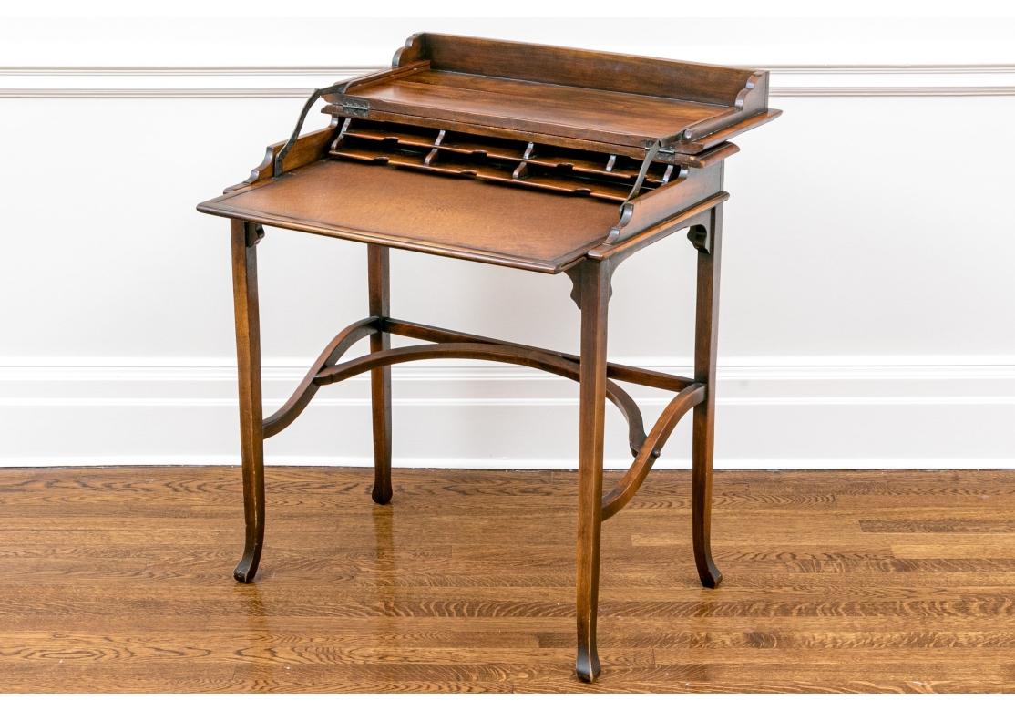 Antico tavolo metamorfico da scrivania, 1850-1875 circa. Costruito in stile Campaigner in legno marrone chiaro sbiancato, il tavolo presenta un piano ribaltabile con cerniera che si apre su una scrivania con una superficie di scrittura in pelle