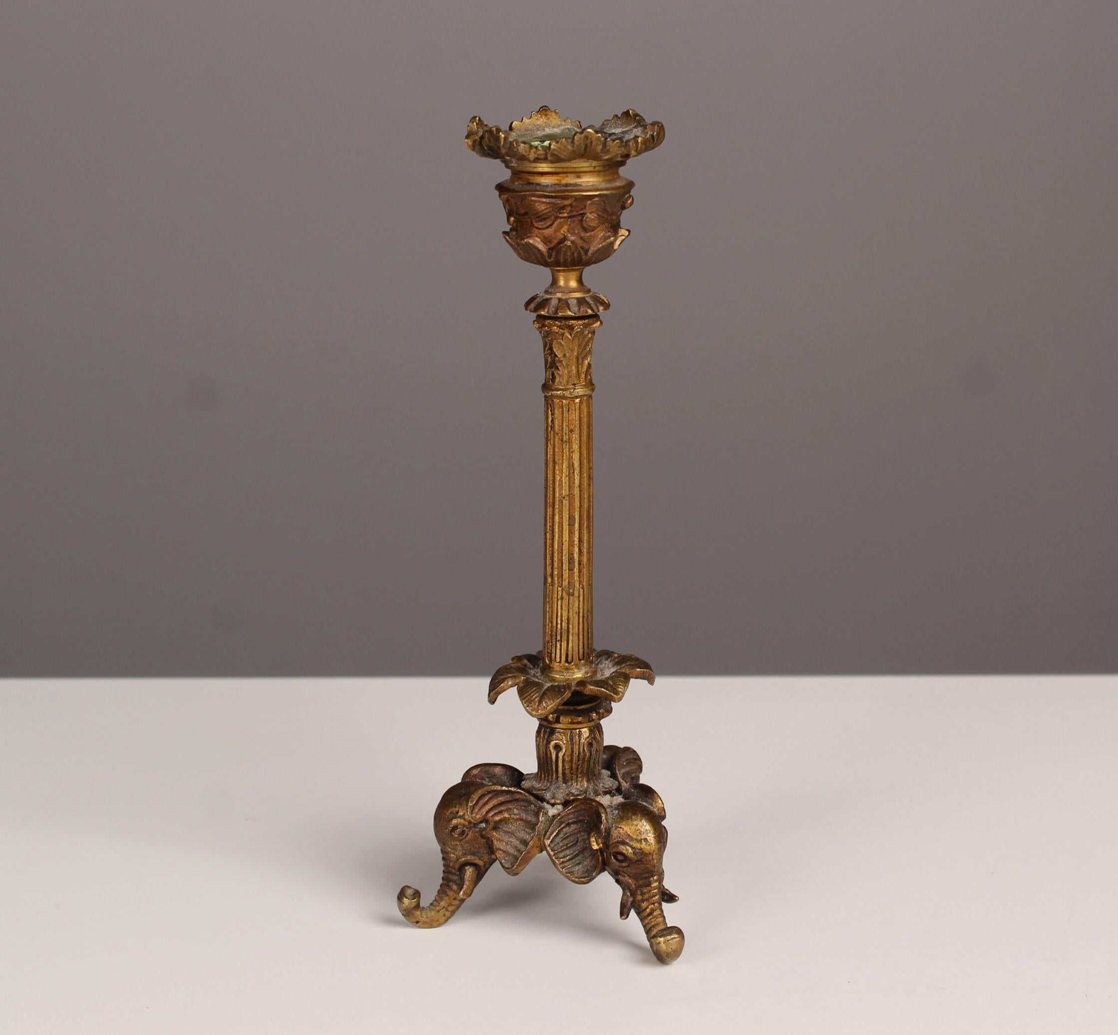 Bellissimo candeliere antico con tre supporti a forma di testa di elefante.
Opera in bronzo ben cesellata con diversi ornamenti floreali.
Condizioni molto buone legate all'età.



