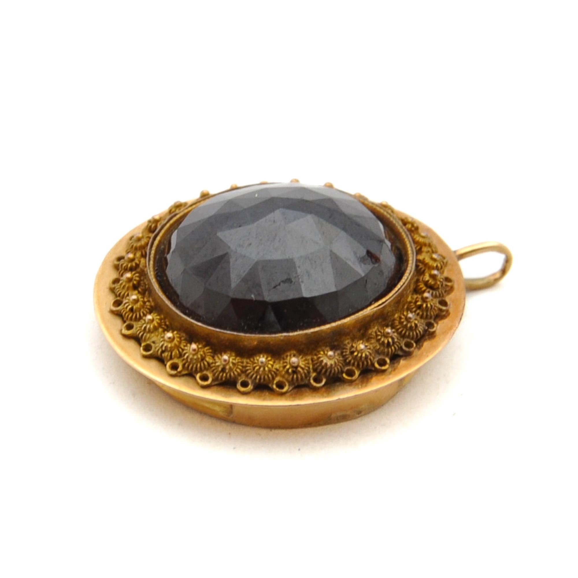 Antique 19th Century 14K Gold Garnet Oval Pendant In Good Condition For Sale In Rotterdam, NL