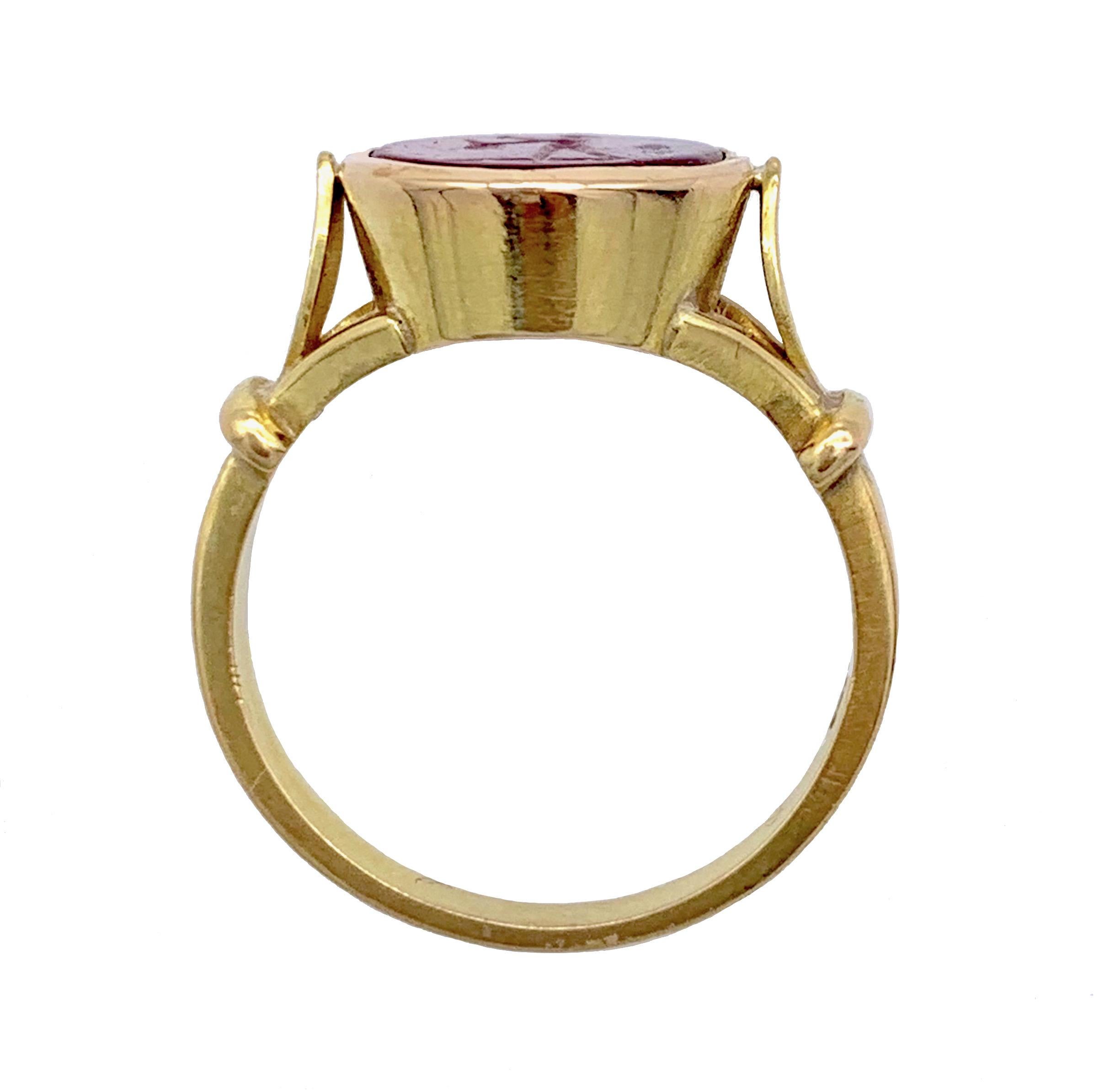 Taille ronde Monture ancienne du 19ème siècle en or 18 carats avec intaille phallique en cornaline en vente