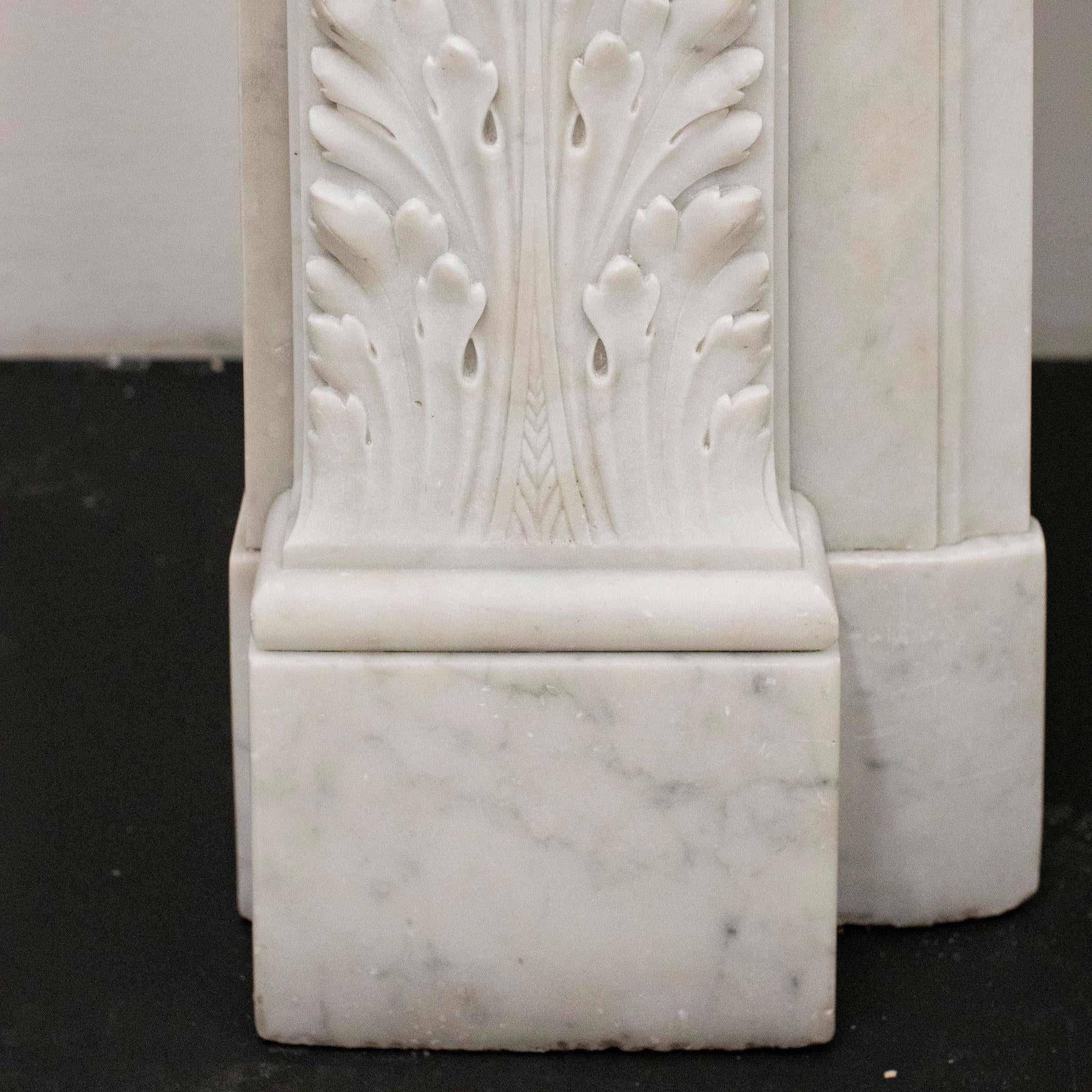 Diese beeindruckende antike Kaminumrandung wurde fachmännisch geschnitzt und aus Carrara-Marmor mit attraktiven Adern gefertigt.

Der elegante Kamin zeigt exquisite Details wie die umgekehrte Ablage und den mit Perlen besetzten Fries mit tiefen