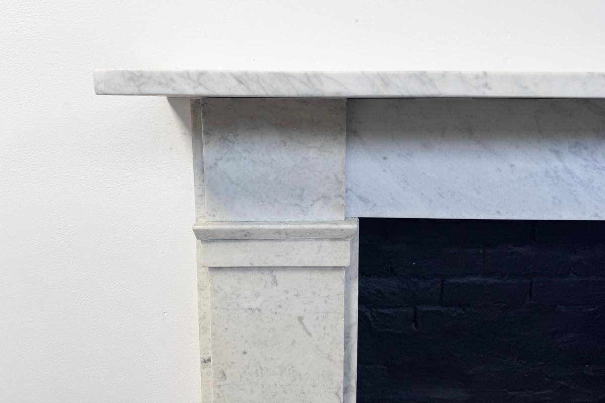 English Antique 19th-century Carrara marble fireplace surround For Sale