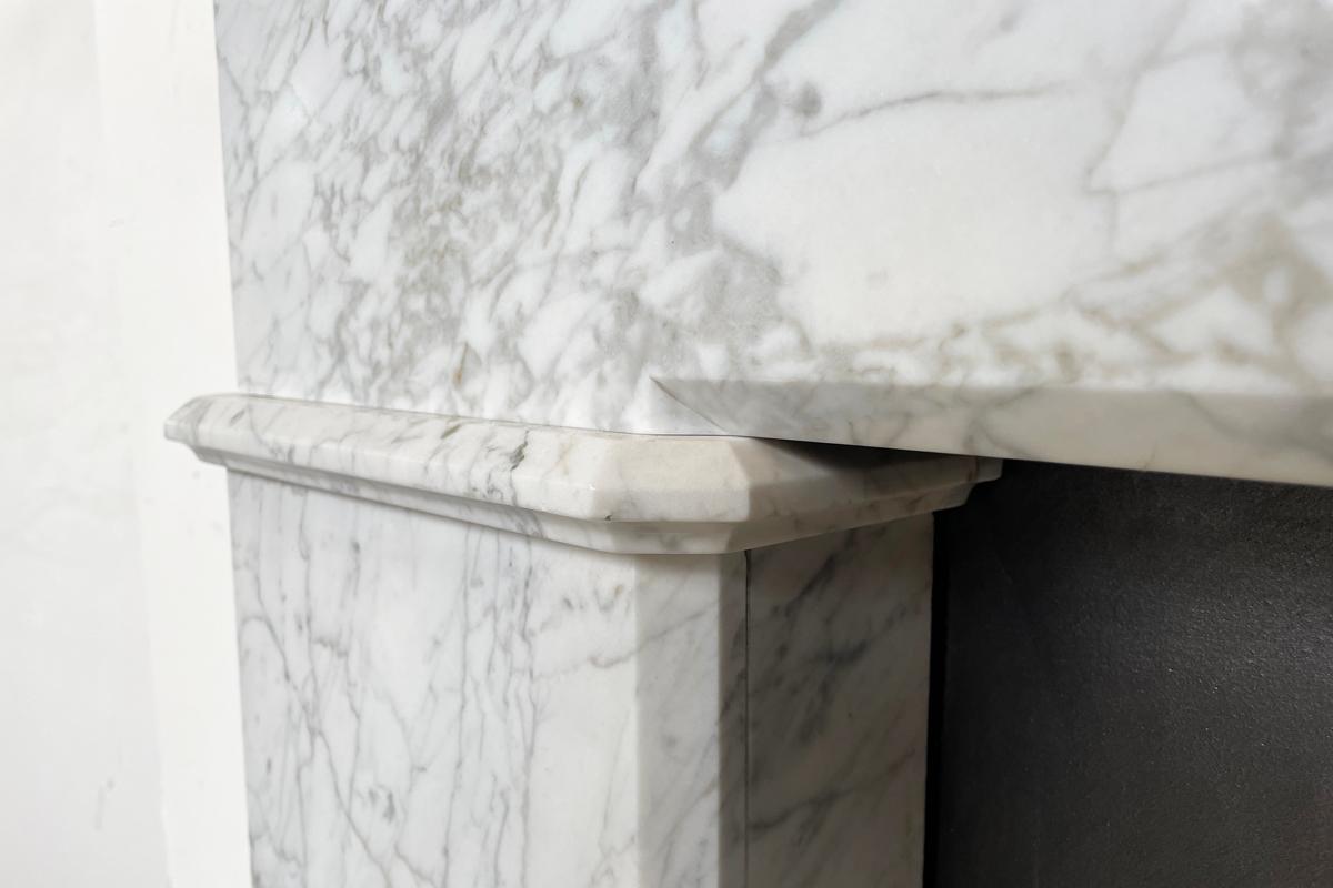 Antique 19th-century Carrara marble fireplace surround In Good Condition In Manchester, GB