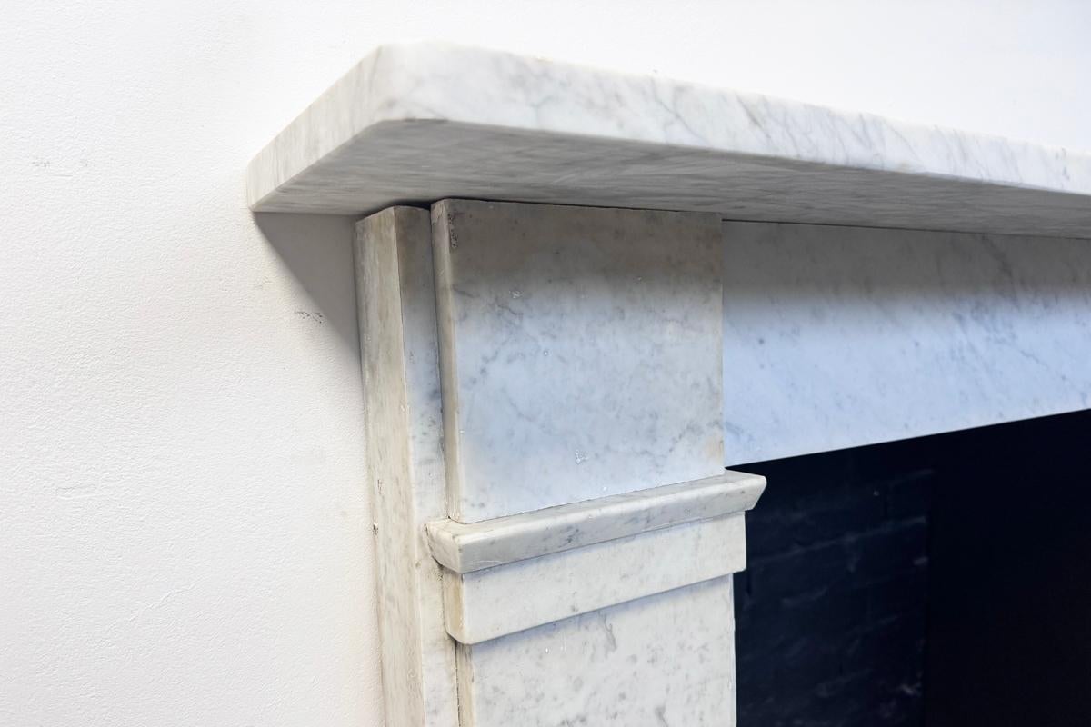 Antique 19th-century Carrara marble fireplace surround In Good Condition For Sale In Manchester, GB