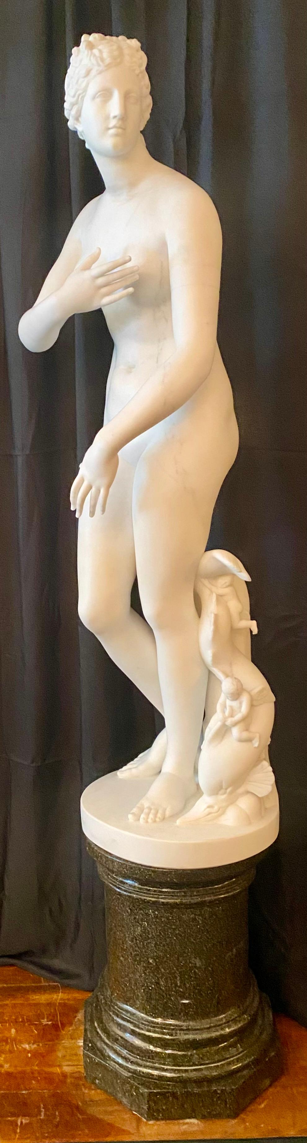 italien Statue ancienne en marbre de Carrare du 19ème siècle, « Vénus d' Médicis » par Antonio Frilli en vente