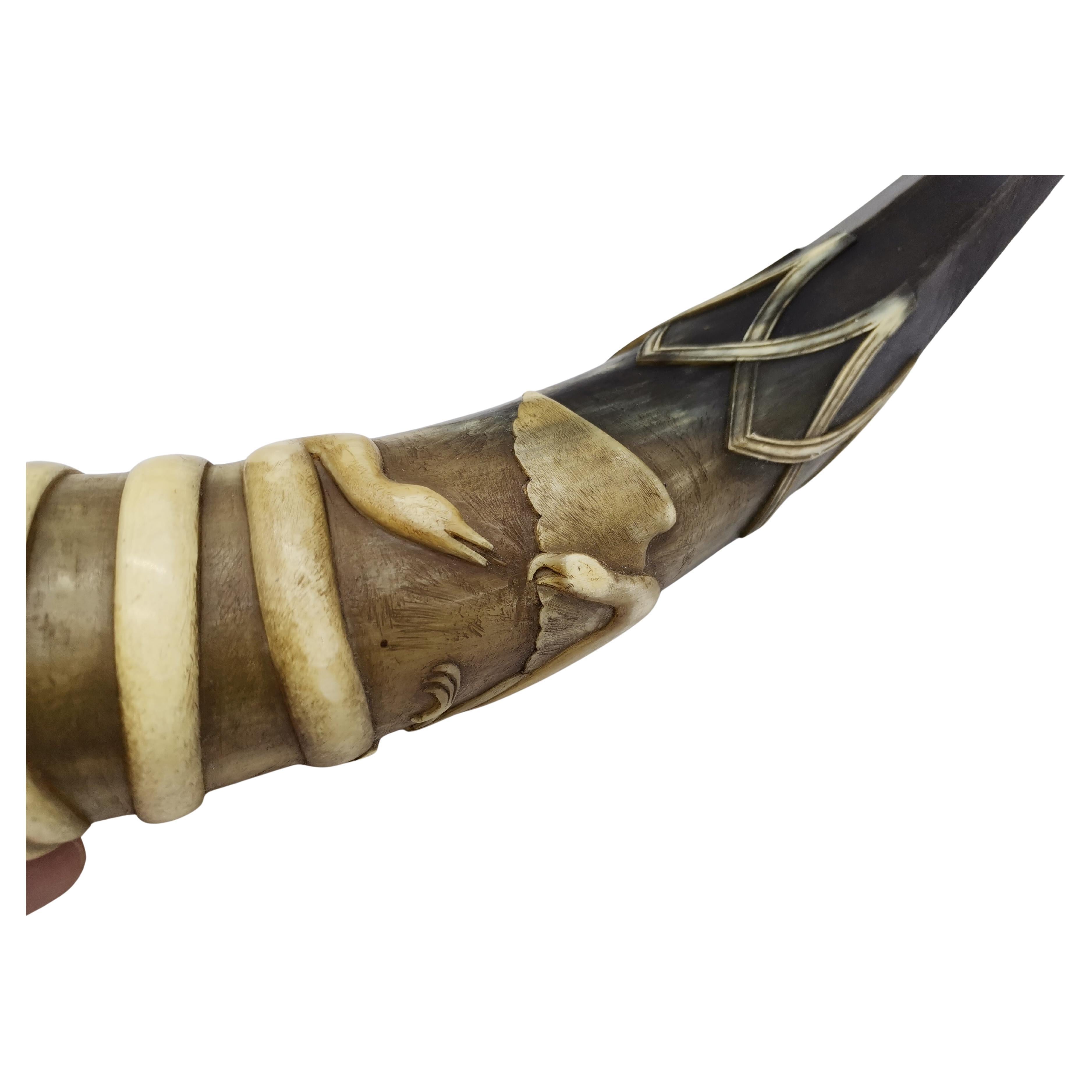 Antikes geschnitztes Trinkhorn aus dem 19. (Horn) im Angebot