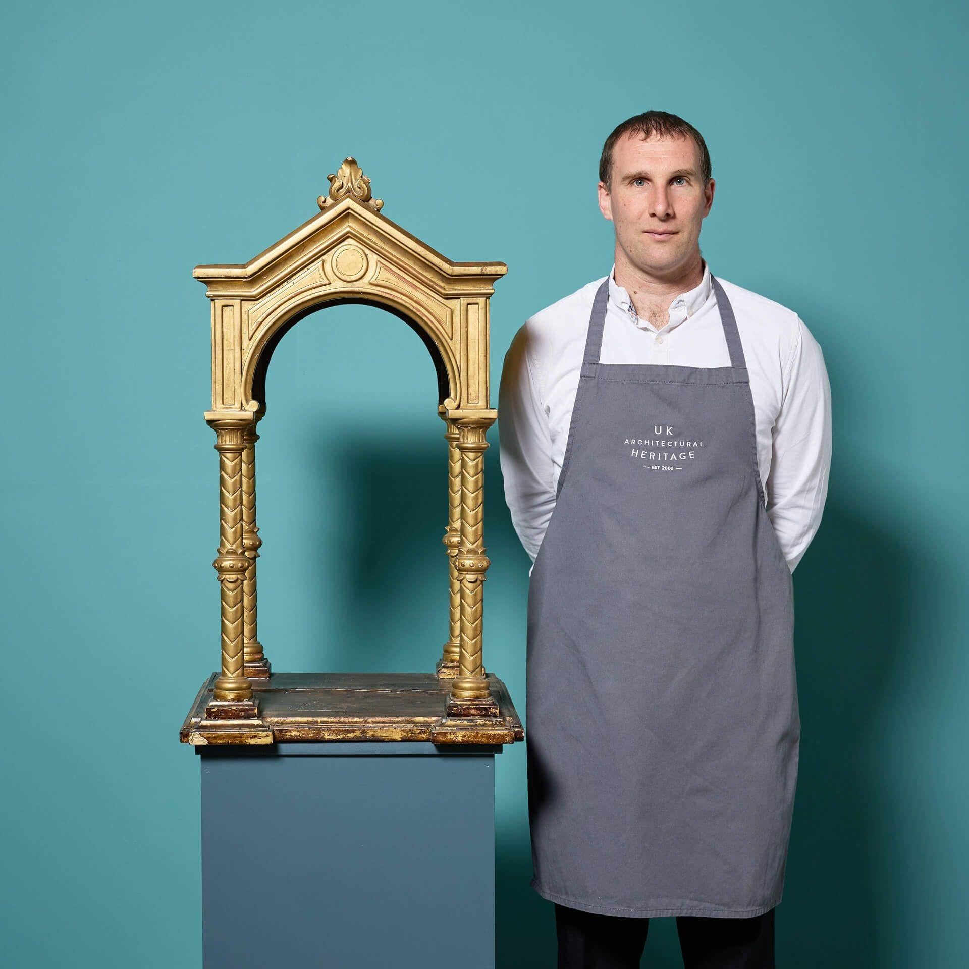 Une niche sculptée et dorée unique du milieu du 19e siècle.

Incorporant les styles victorien et ecclésiastique, cette structure en pin a été sculptée et peinte de manière experte avec une finition dorée qui attire l'attention.

L'élément idéal pour