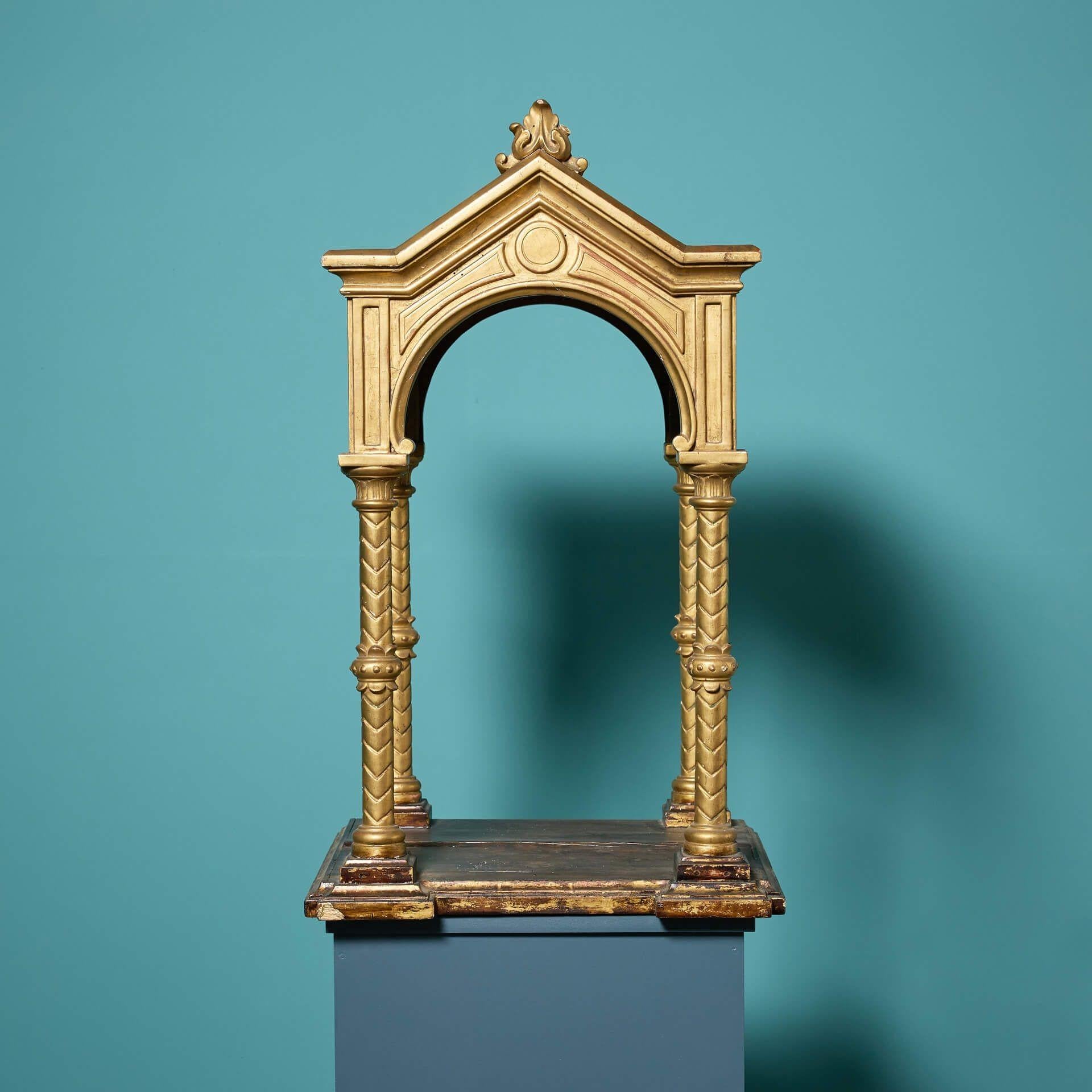 Victorien Niche pour sculpture ancienne du 19ème siècle, sculptée et dorée en vente