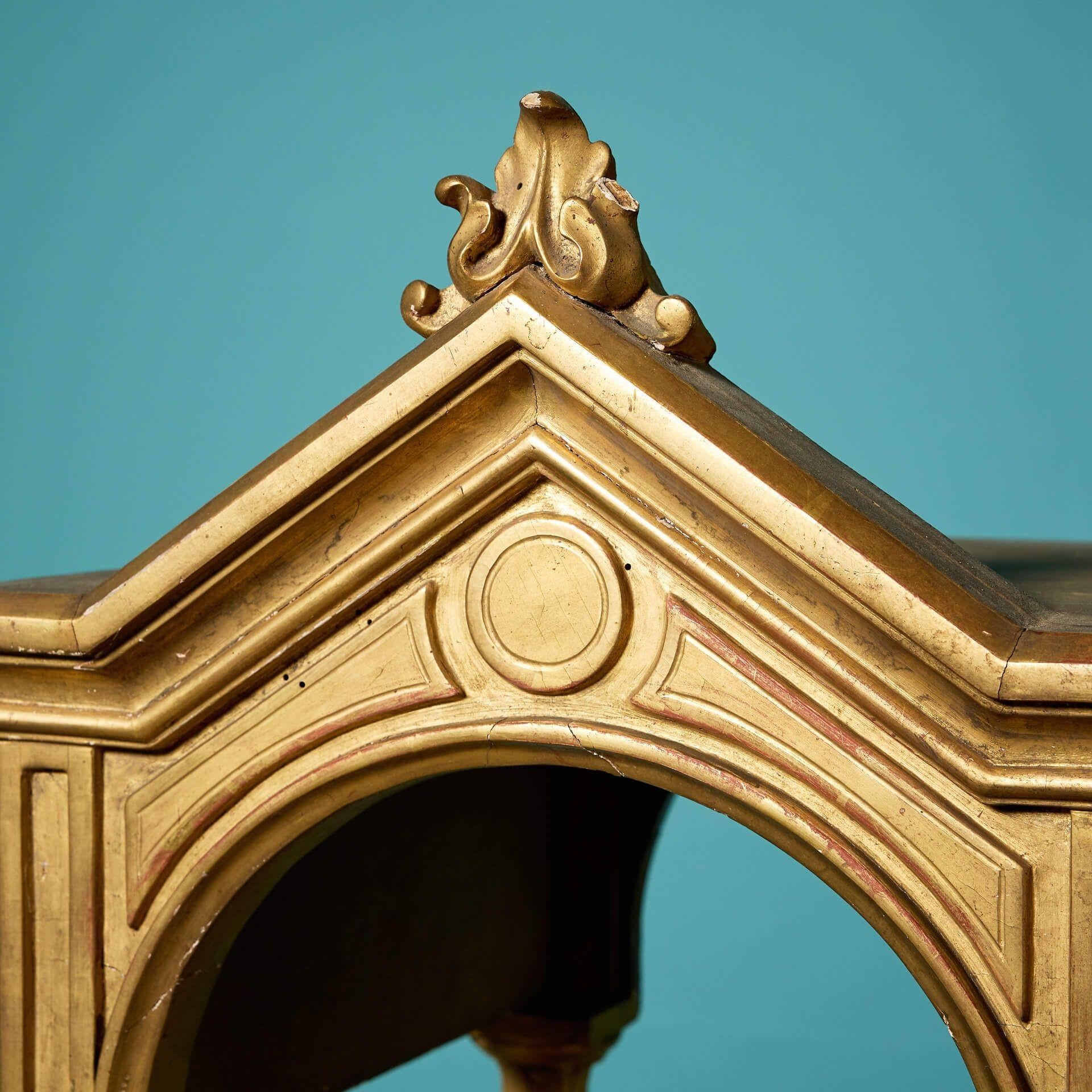 Anglais Niche pour sculpture ancienne du 19ème siècle, sculptée et dorée en vente