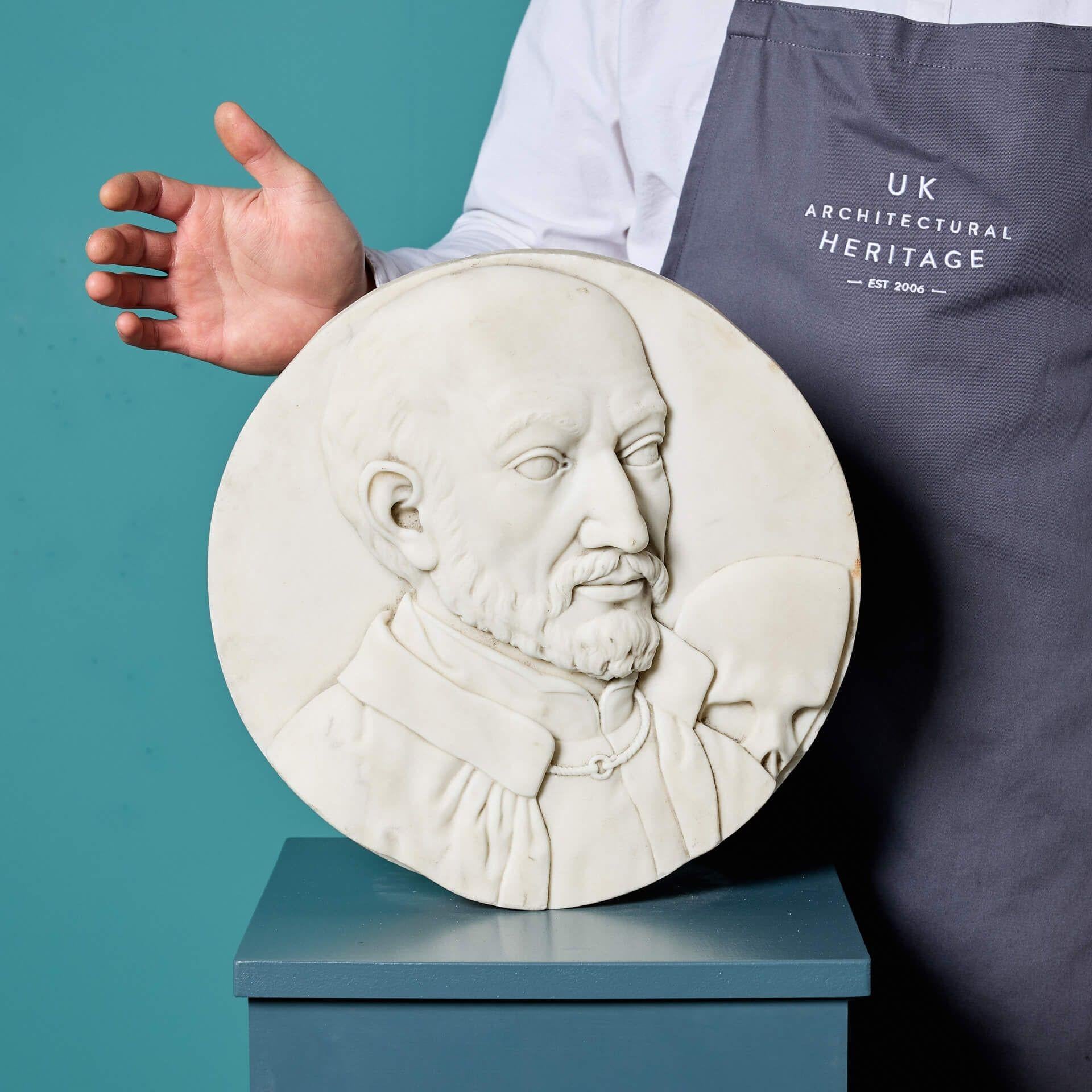 Antike runde Tafel aus geschnitztem Marmor aus dem 19. Jahrhundert, die einen Philosophen darstellt.

Diese italienische Skulptur ist fachmännisch aus weißem Statuenmarmor gemeißelt und zeigt den Stil einer Grand Tour.

Hinter dem Philosophen, bei