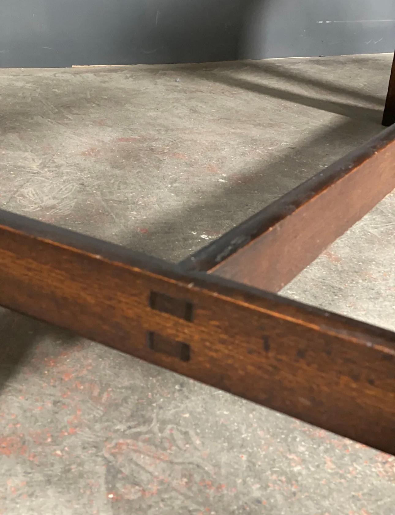 Mesa de altar de iglesia antigua de roble tallado del siglo XIXP Fines del siglo XIX