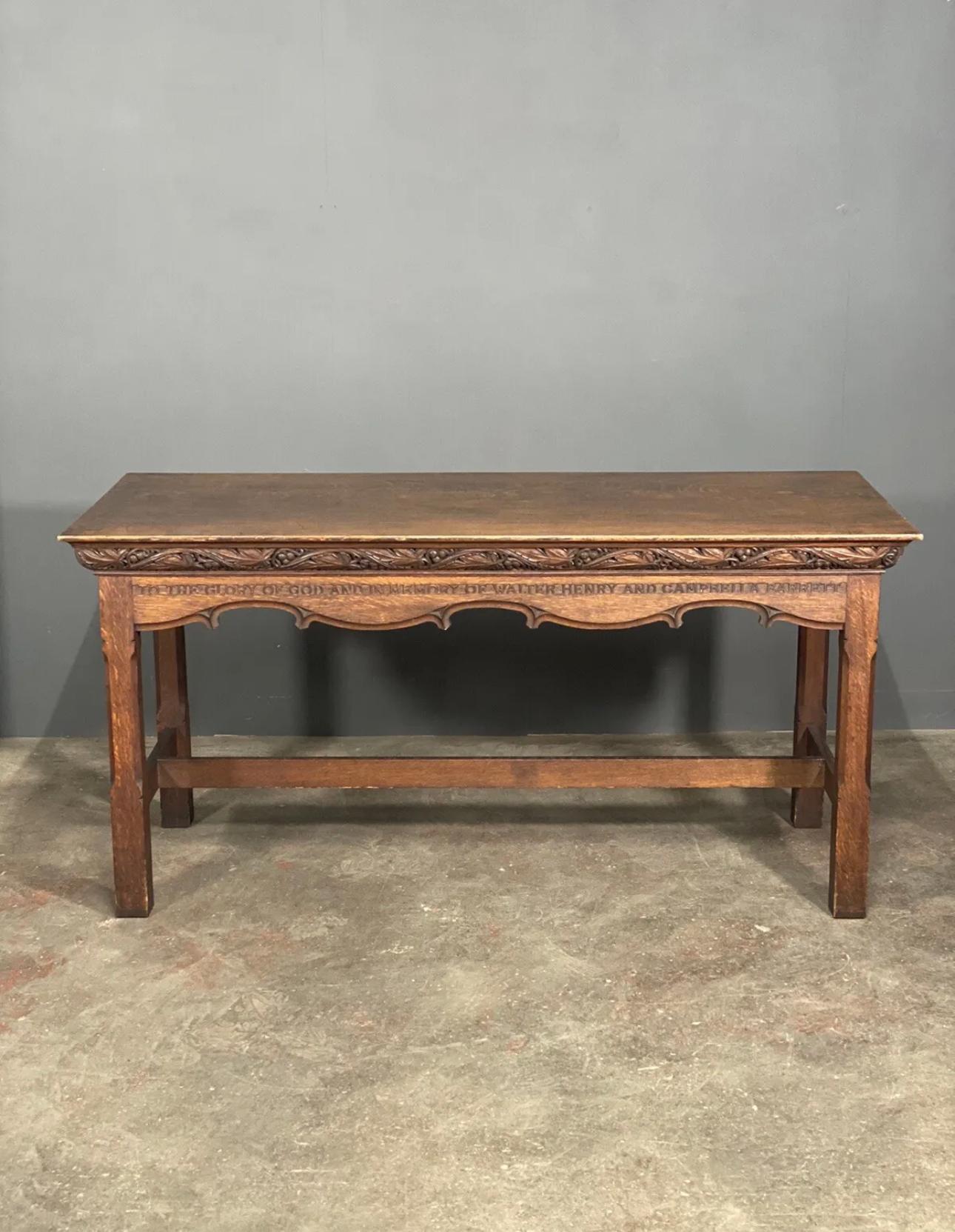 Magnífica mesa de altar de iglesia tallada en roble, hecha con un corte de calidad de roble inglés y que data de finales del siglo XIX. En muy buen y sólido estado original, con poco desgaste relacionado con la edad. 
