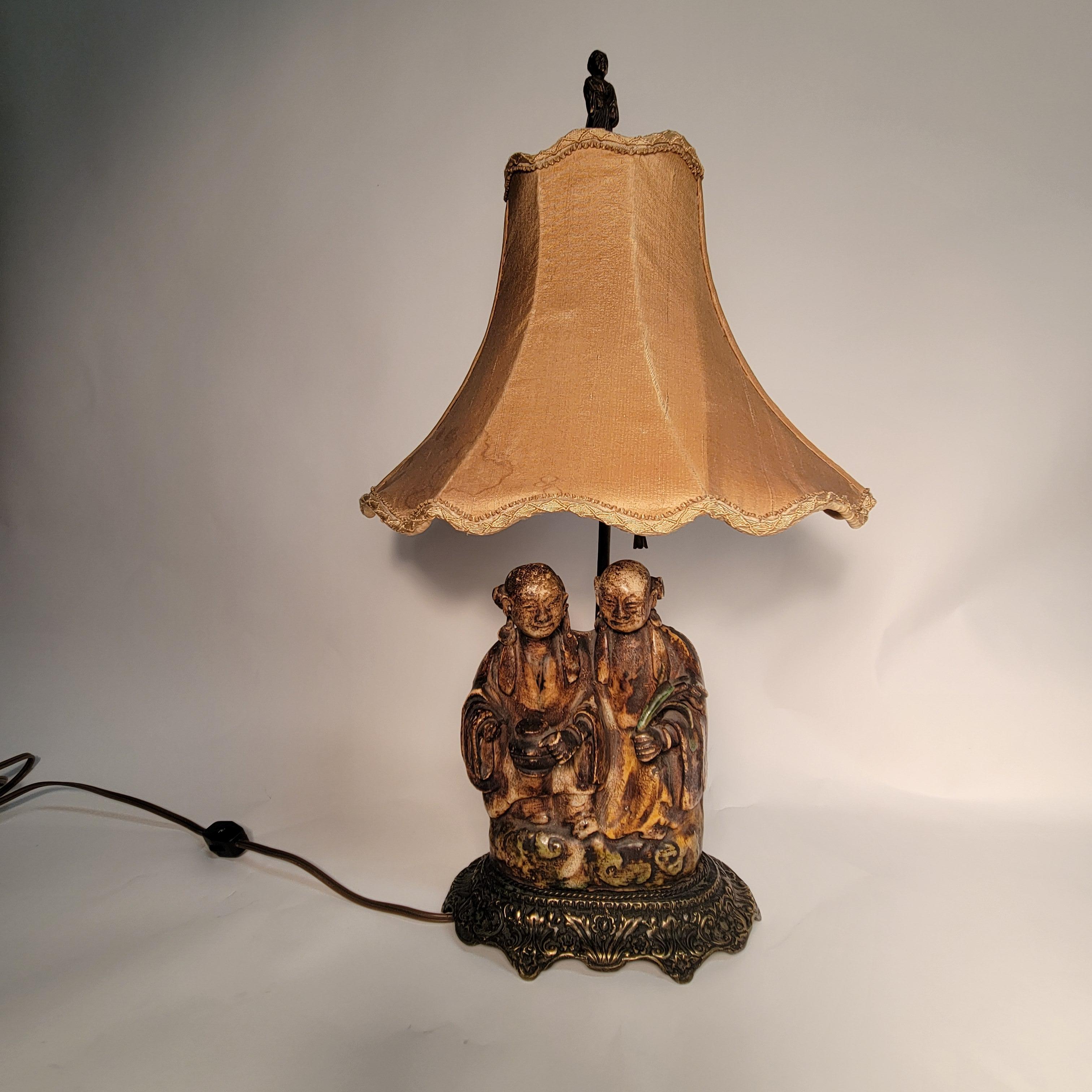 Anciennes figures chinoises en pierre à savon du 19e siècle sculptées sur une base en bronze transformée en lampe.
Une charmante lampe de la fin du 19e siècle. L'abat-jour est un peu usé, mais il convient parfaitement à cette lampe.