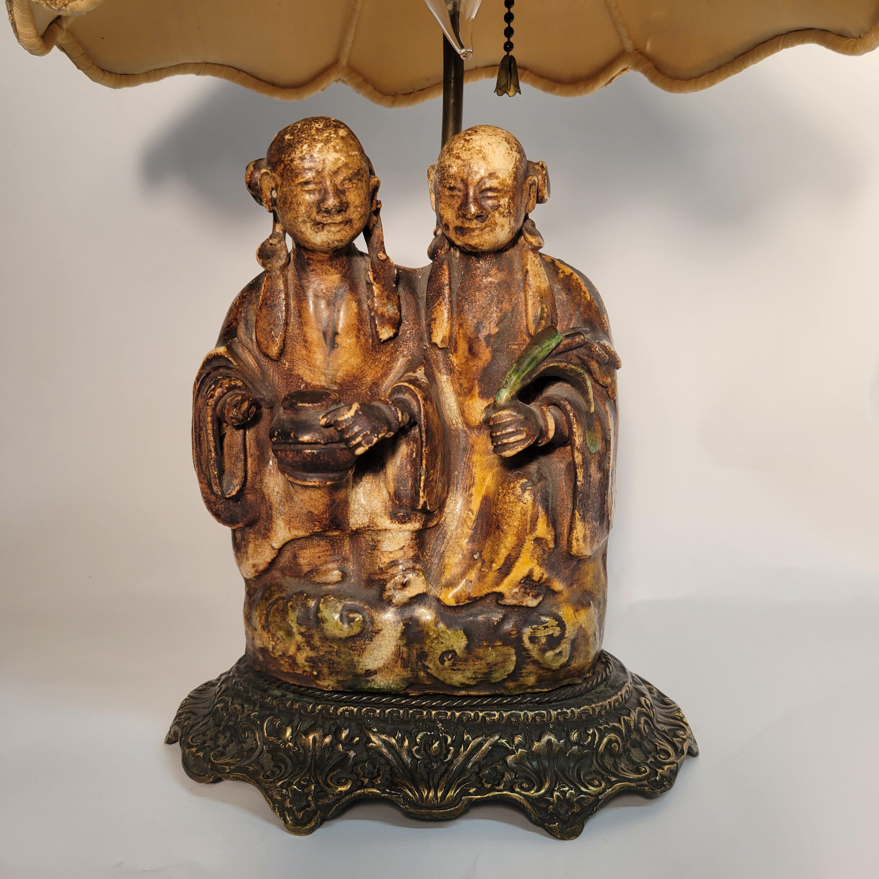 Chinoiseries Ancienne lampe chinoiserie du 19ème siècle, sculptée en grès savonné sur base en bronze. en vente