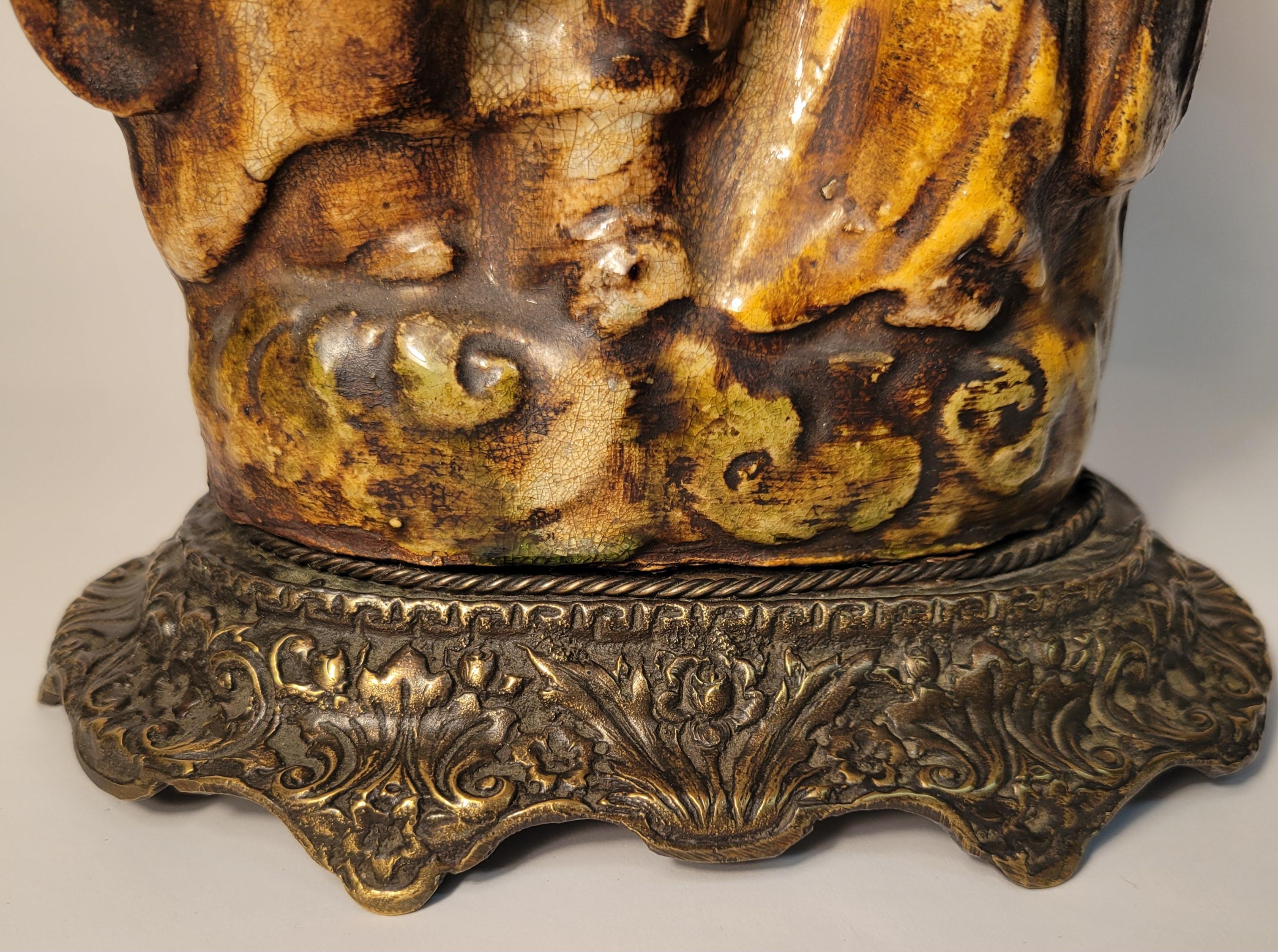Anglais Ancienne lampe chinoiserie du 19ème siècle, sculptée en grès savonné sur base en bronze. en vente