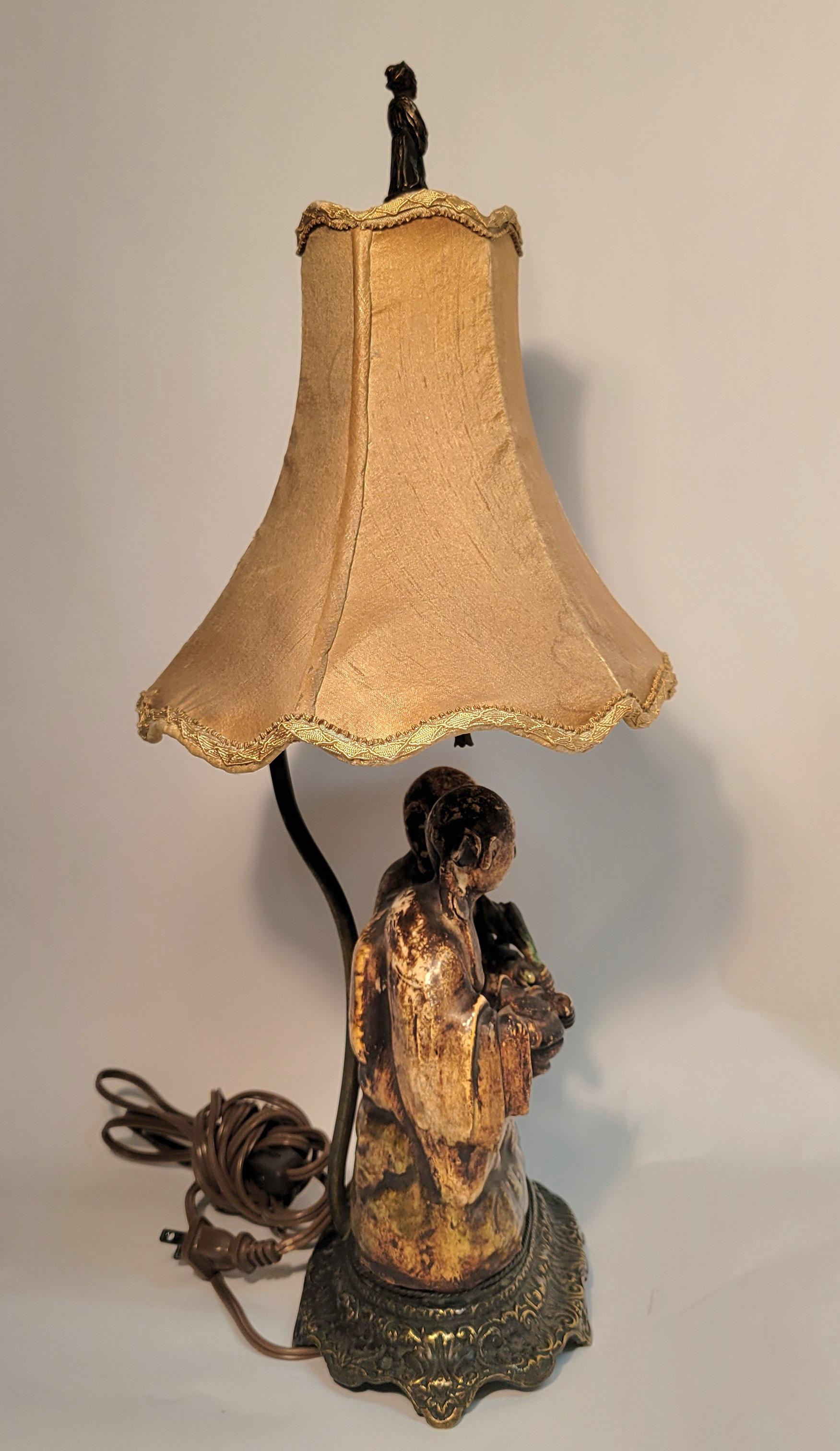 Ancienne lampe chinoiserie du 19ème siècle, sculptée en grès savonné sur base en bronze. Bon état - En vente à New Orleans, LA