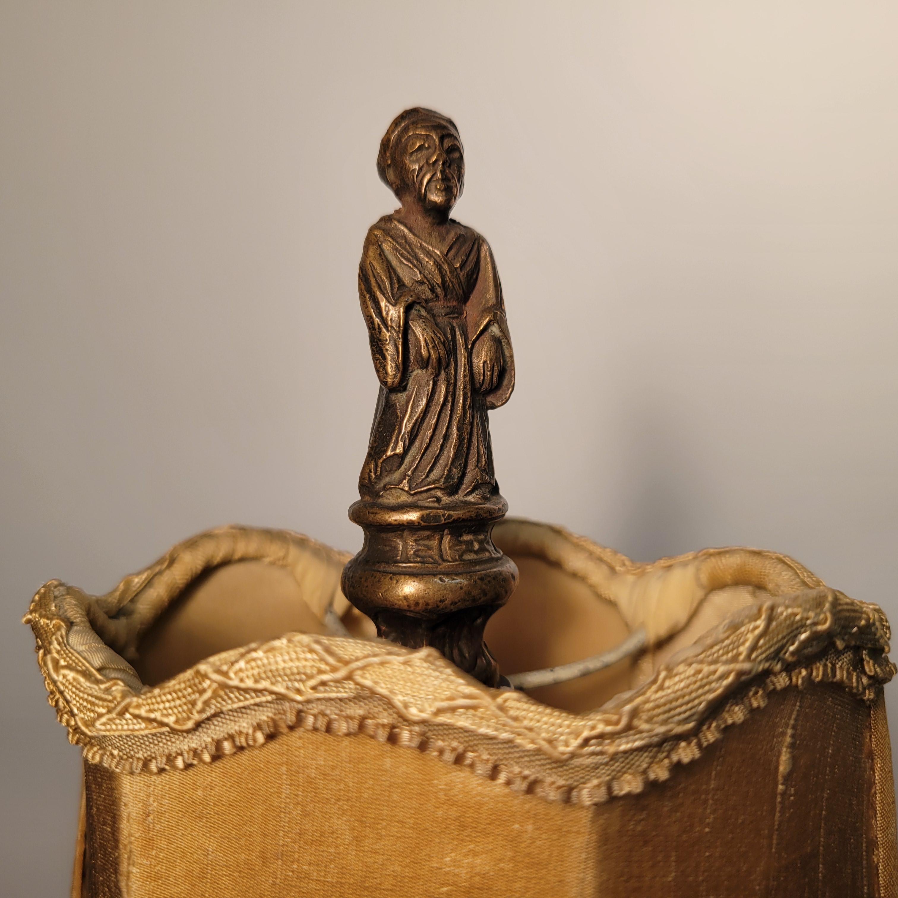 Bronze Ancienne lampe chinoiserie du 19ème siècle, sculptée en grès savonné sur base en bronze. en vente