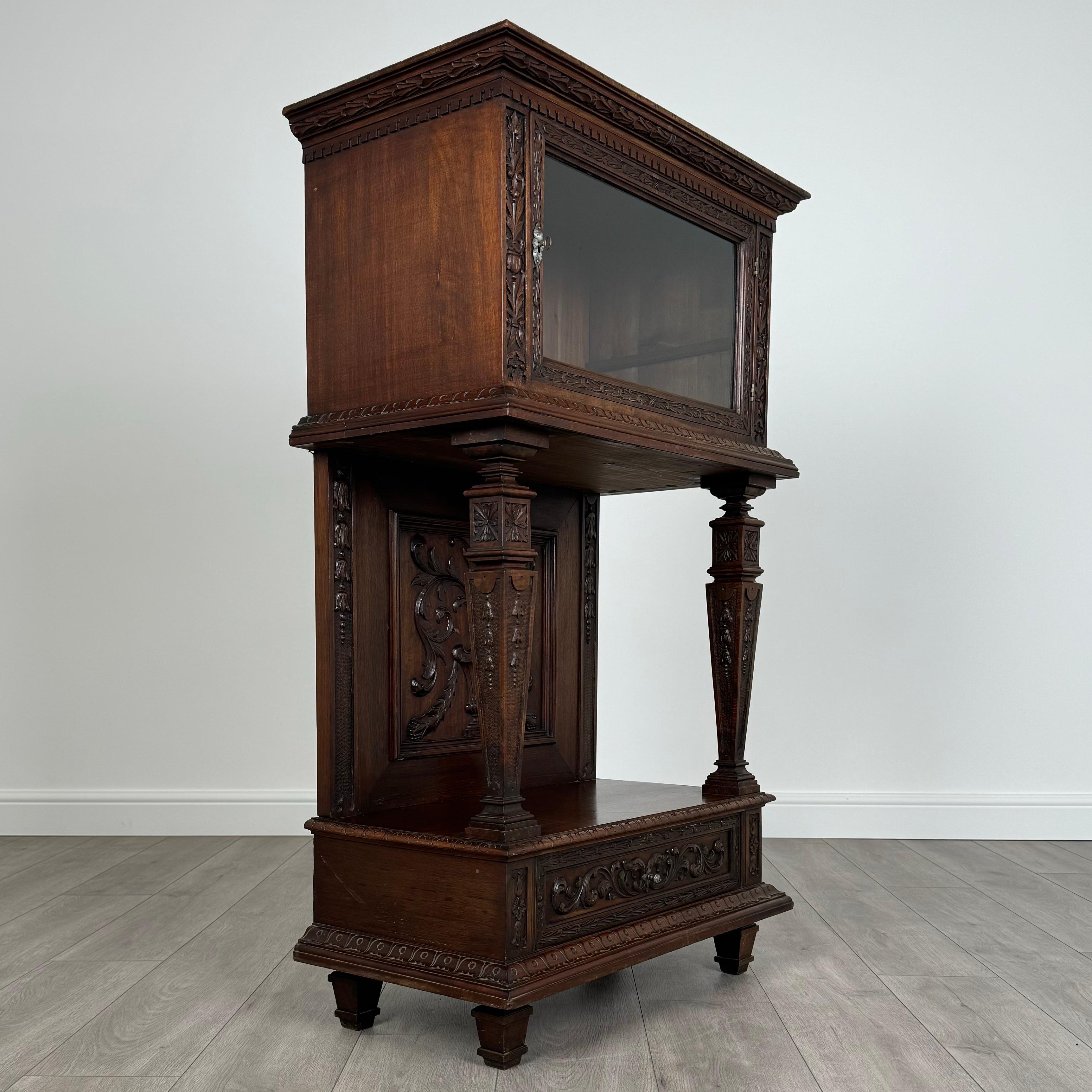 Ancienne armoire en noyer sculpté du 19ème siècle ( REF AF-3617 ) en vente 2
