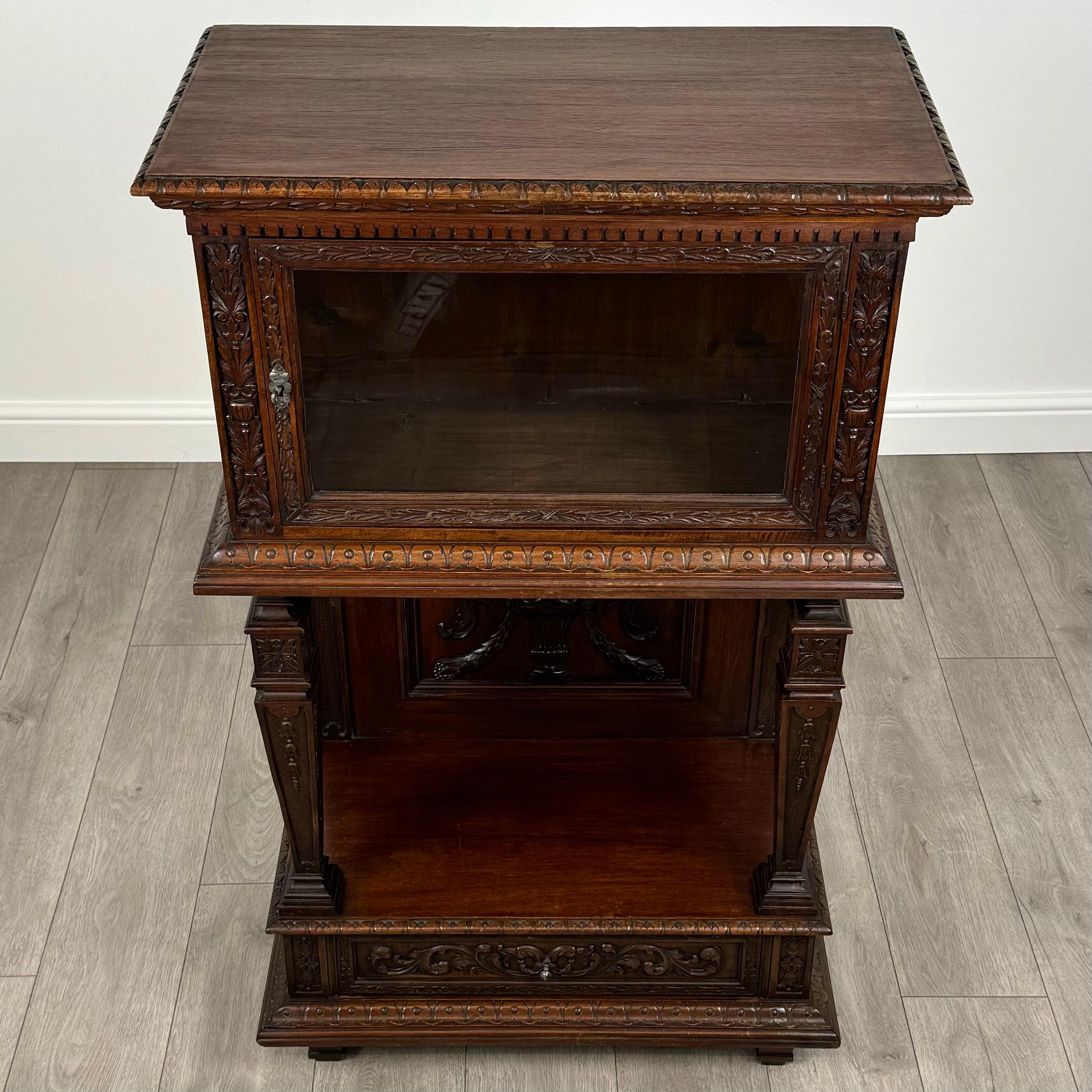 Ancienne armoire en noyer sculpté du 19ème siècle ( REF AF-3617 ) en vente 3