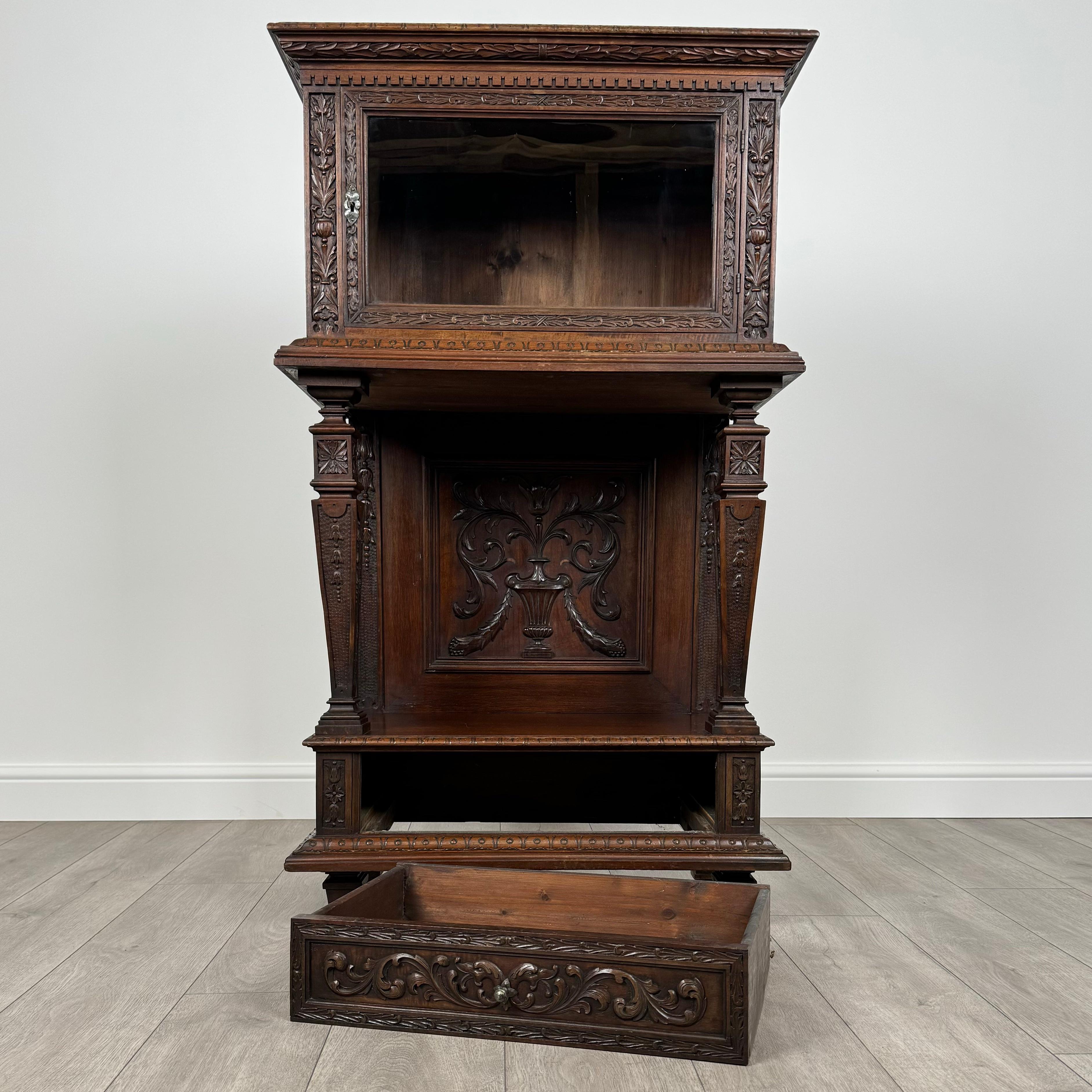 Ancienne armoire en noyer sculpté du 19ème siècle ( REF AF-3617 ) en vente 4