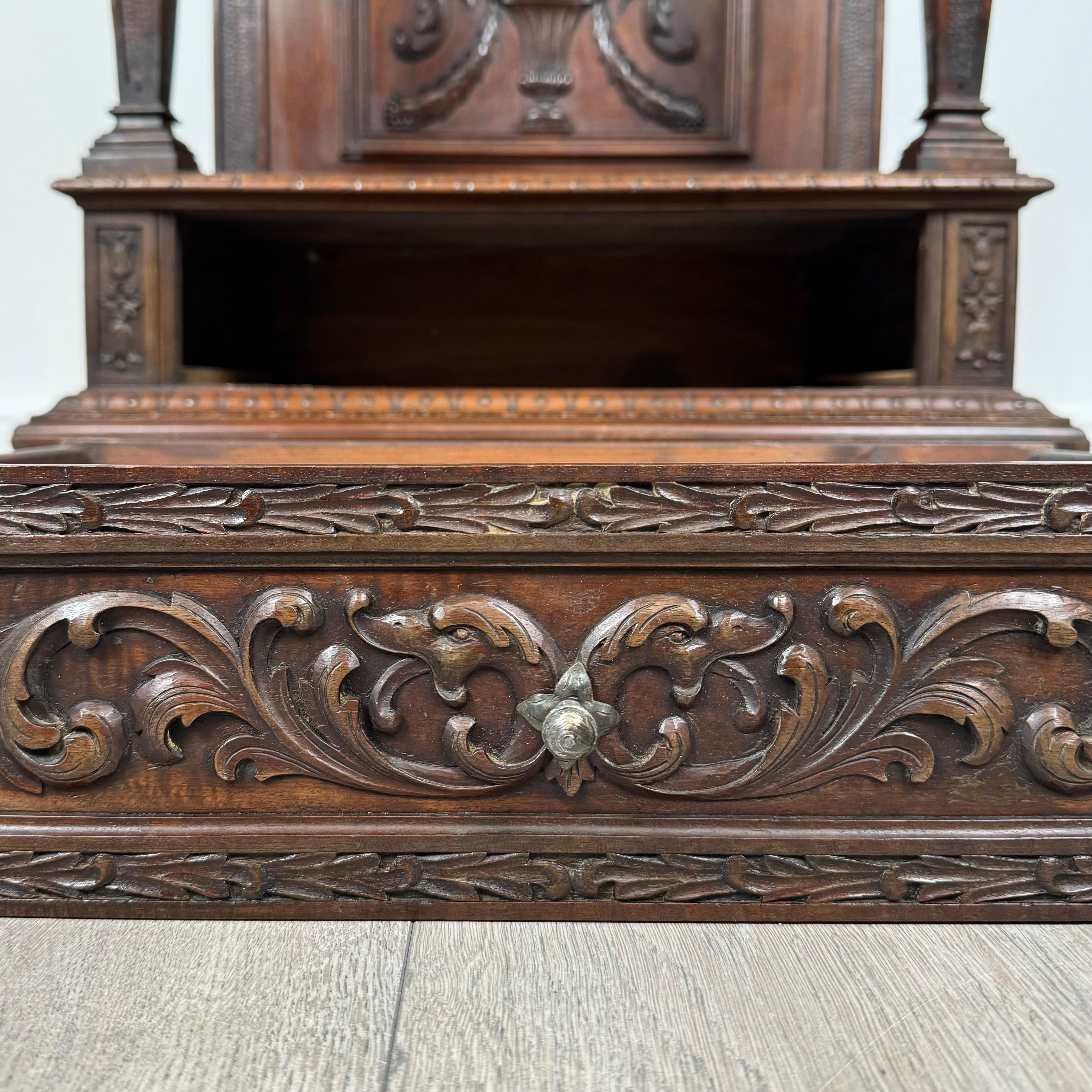 Ancienne armoire en noyer sculpté du 19ème siècle ( REF AF-3617 ) en vente 5