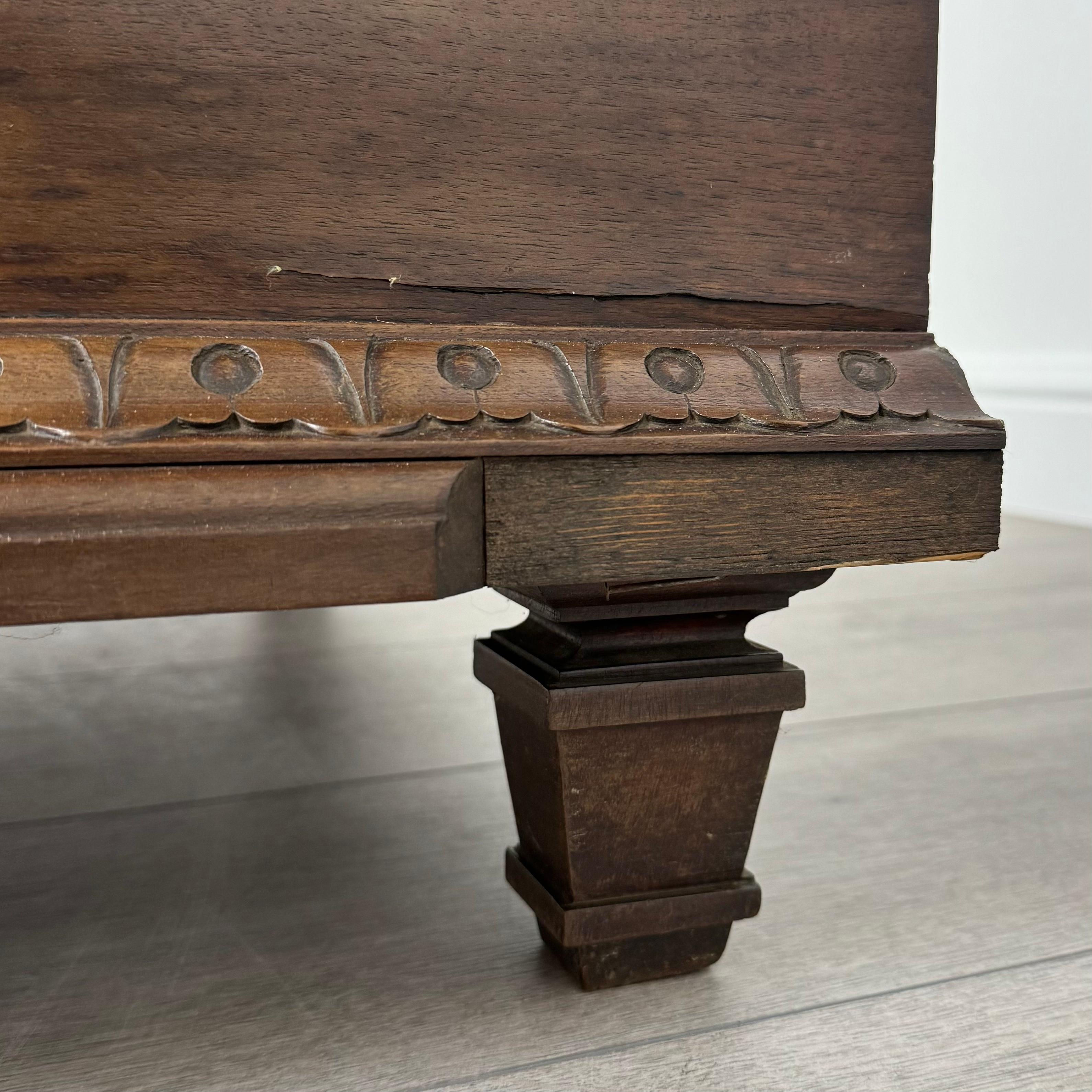 Ancienne armoire en noyer sculpté du 19ème siècle ( REF AF-3617 ) en vente 6