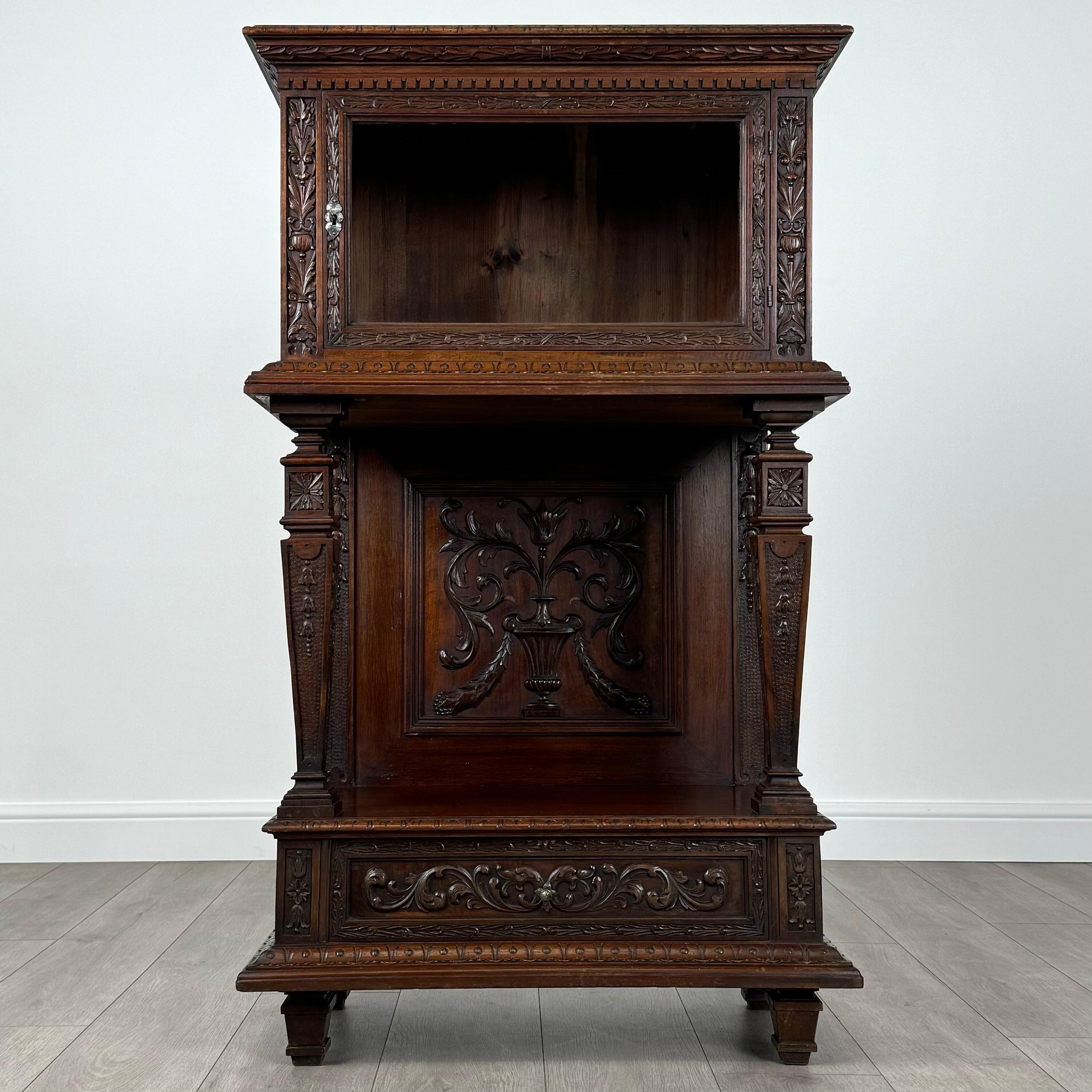 Ce meuble français du XIXe siècle est une remarquable pièce d'artisanat, fabriquée de manière experte dans un riche noyer. 
Ses détails magnifiquement sculptés et son design époustouflant témoignent de la qualité de l'époque. Le meuble comporte une