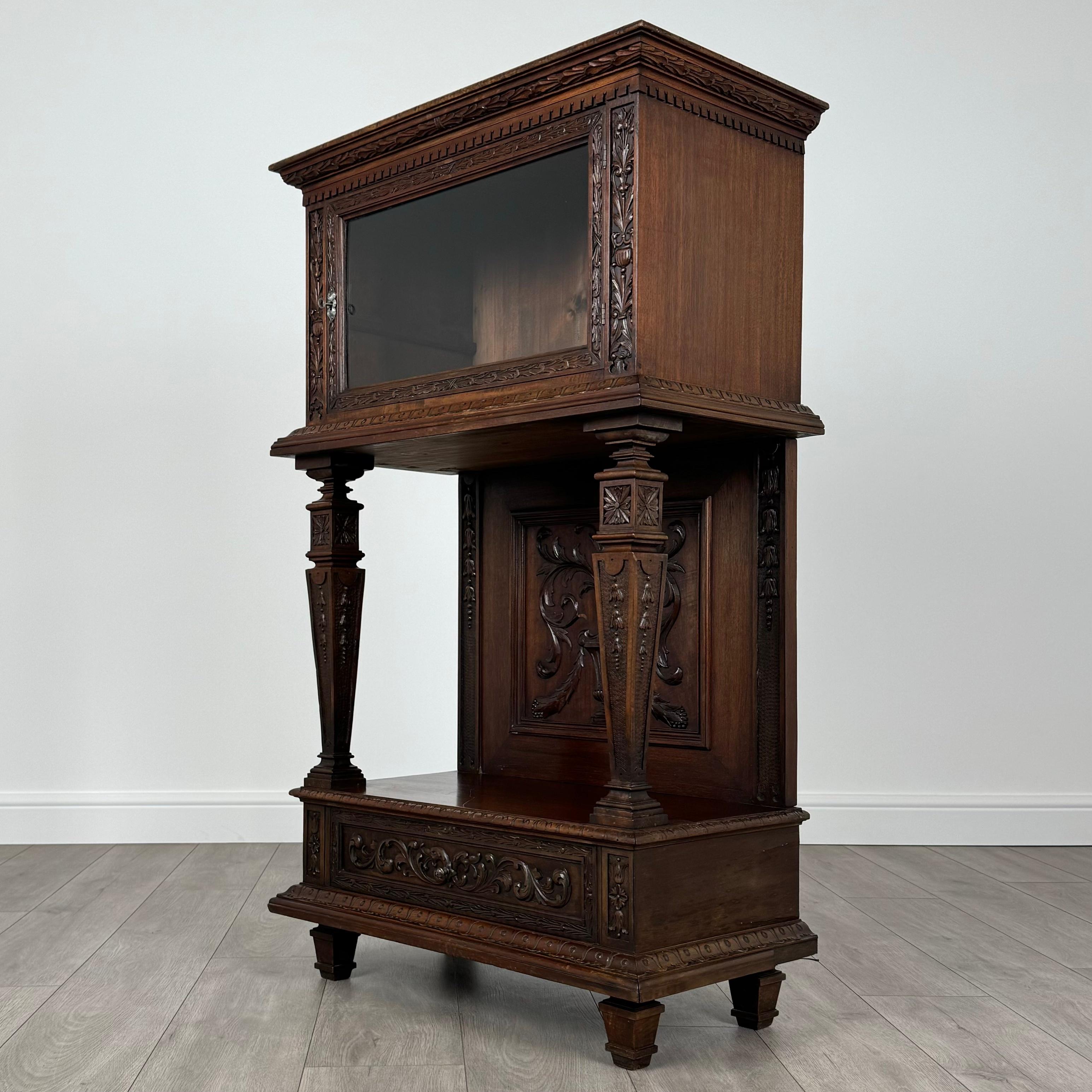 Anglais Ancienne armoire en noyer sculpté du 19ème siècle ( REF AF-3617 ) en vente