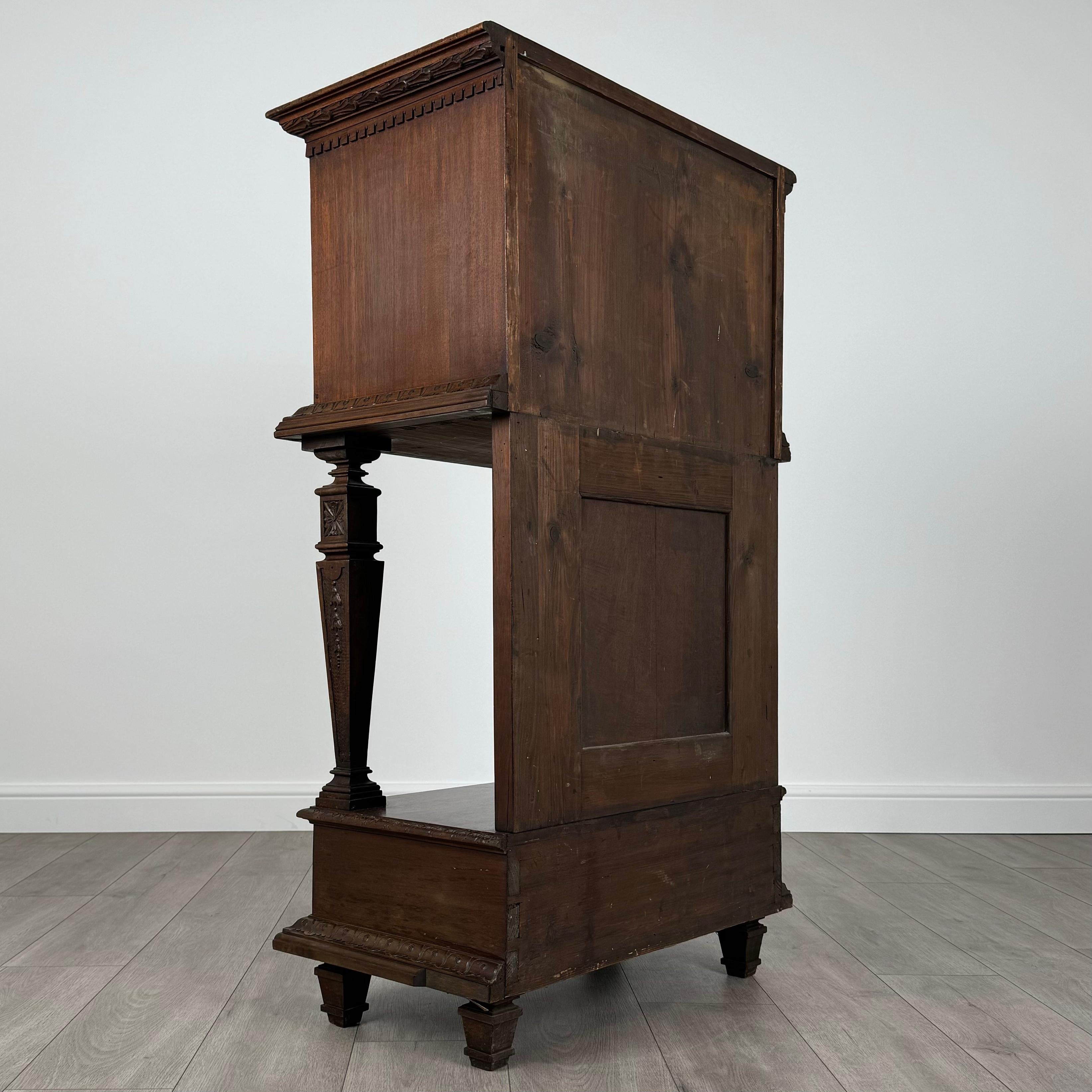Ancienne armoire en noyer sculpté du 19ème siècle ( REF AF-3617 ) Bon état - En vente à Ledbury, GB