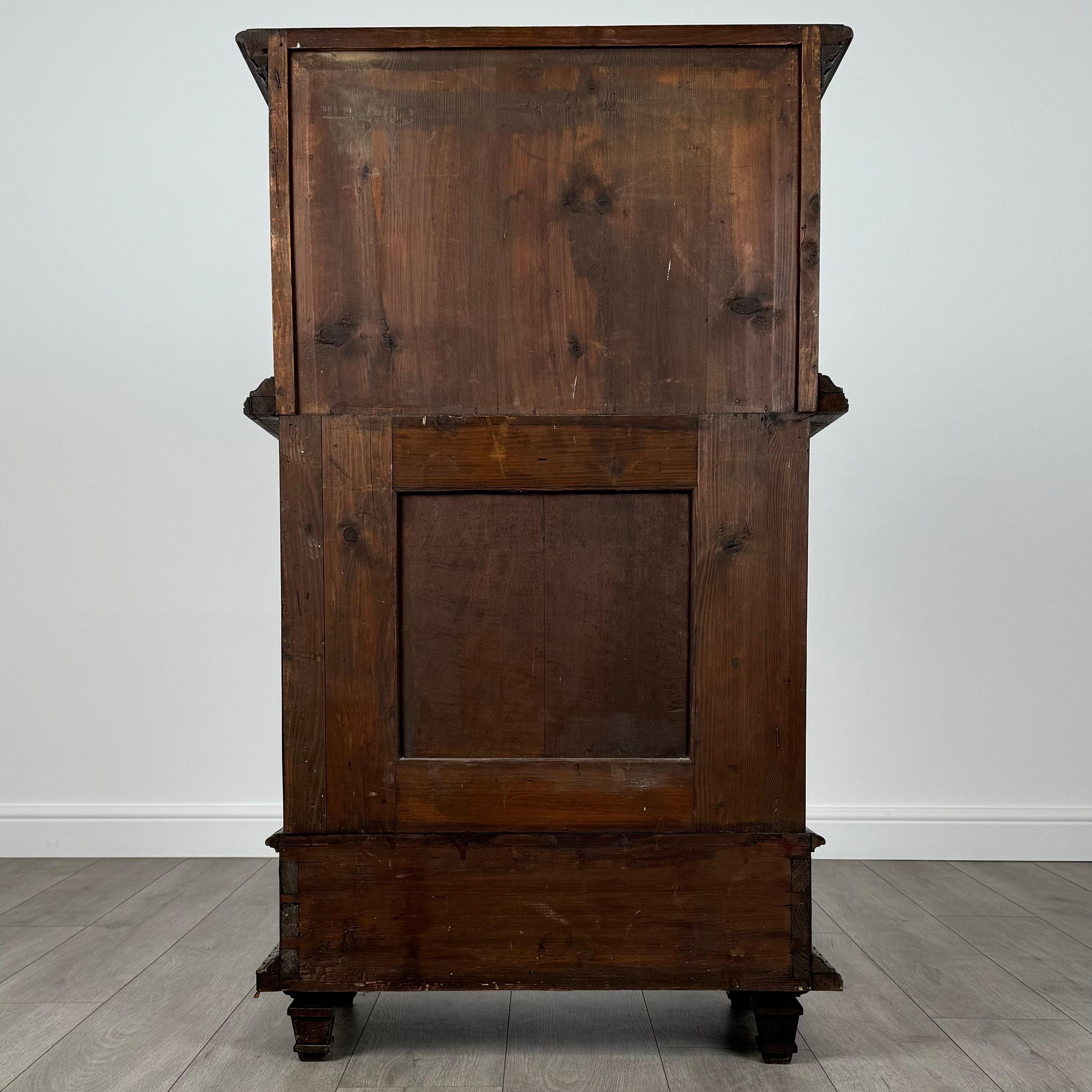 XIXe siècle Ancienne armoire en noyer sculpté du 19ème siècle ( REF AF-3617 ) en vente