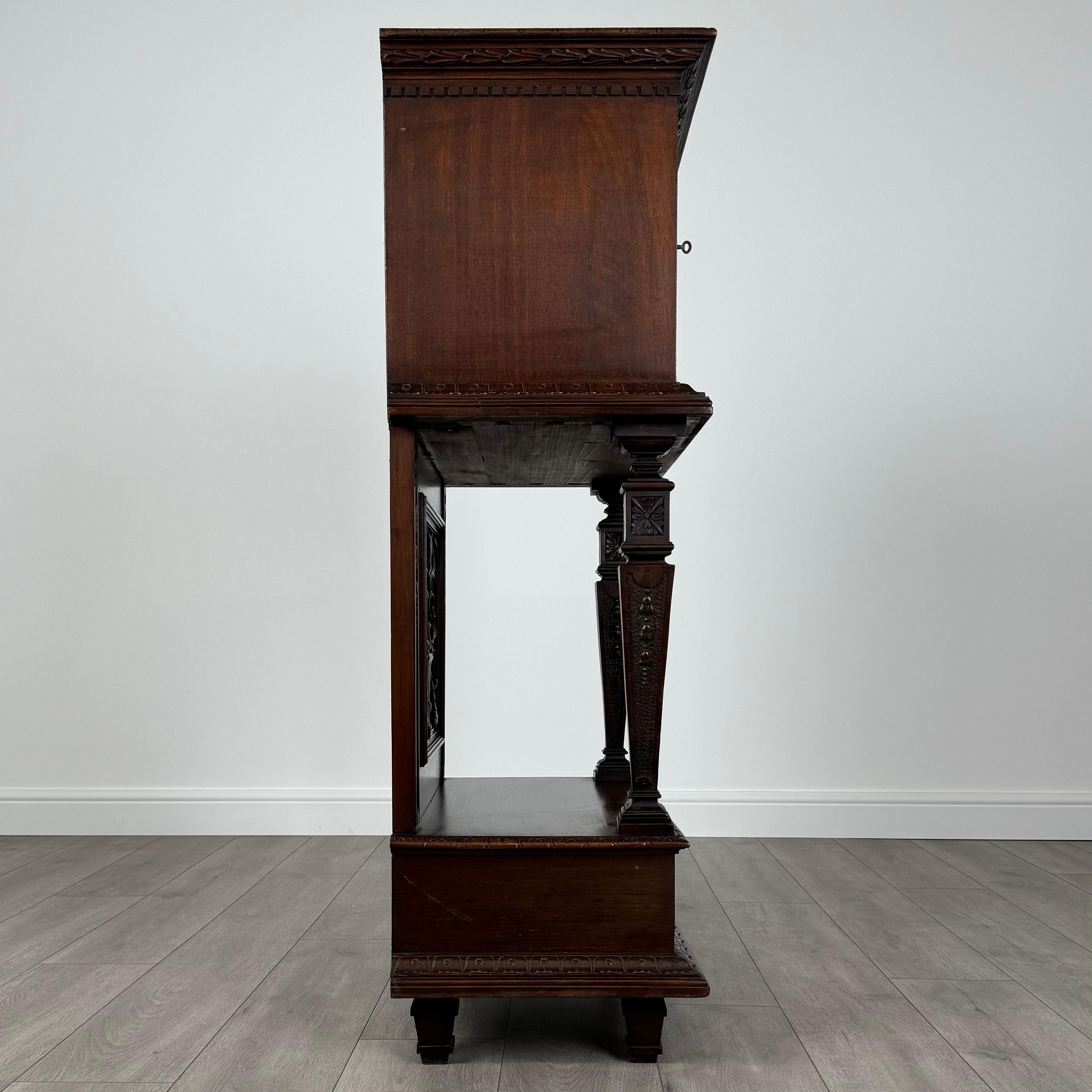 Ancienne armoire en noyer sculpté du 19ème siècle ( REF AF-3617 ) en vente 1