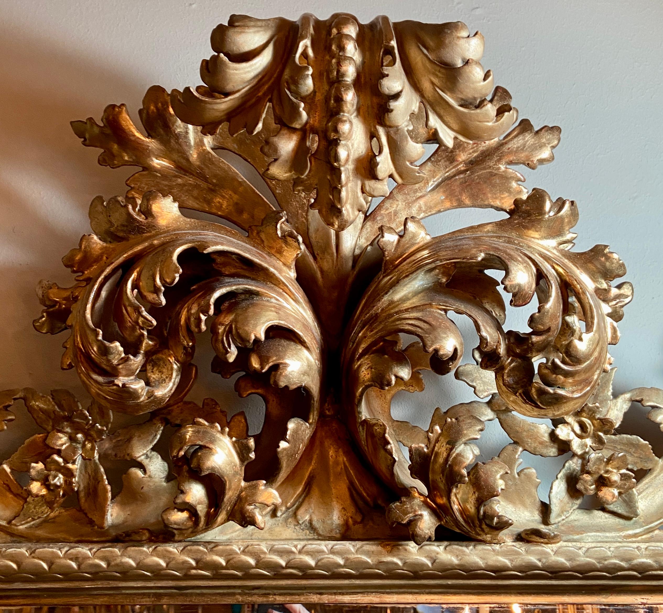 Antiker geschnitzter Holzspiegel mit abgeschrägtem Blattgold, 19. Jahrhundert, um 1880-1890 im Zustand „Gut“ im Angebot in New Orleans, LA