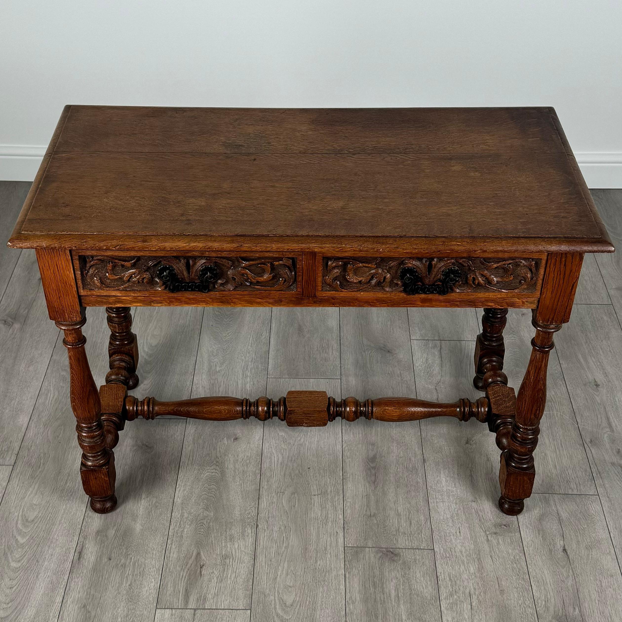 Ancienne table à écrire sculptée en chêne du 19ème siècle (REF AF-3576) en vente 3