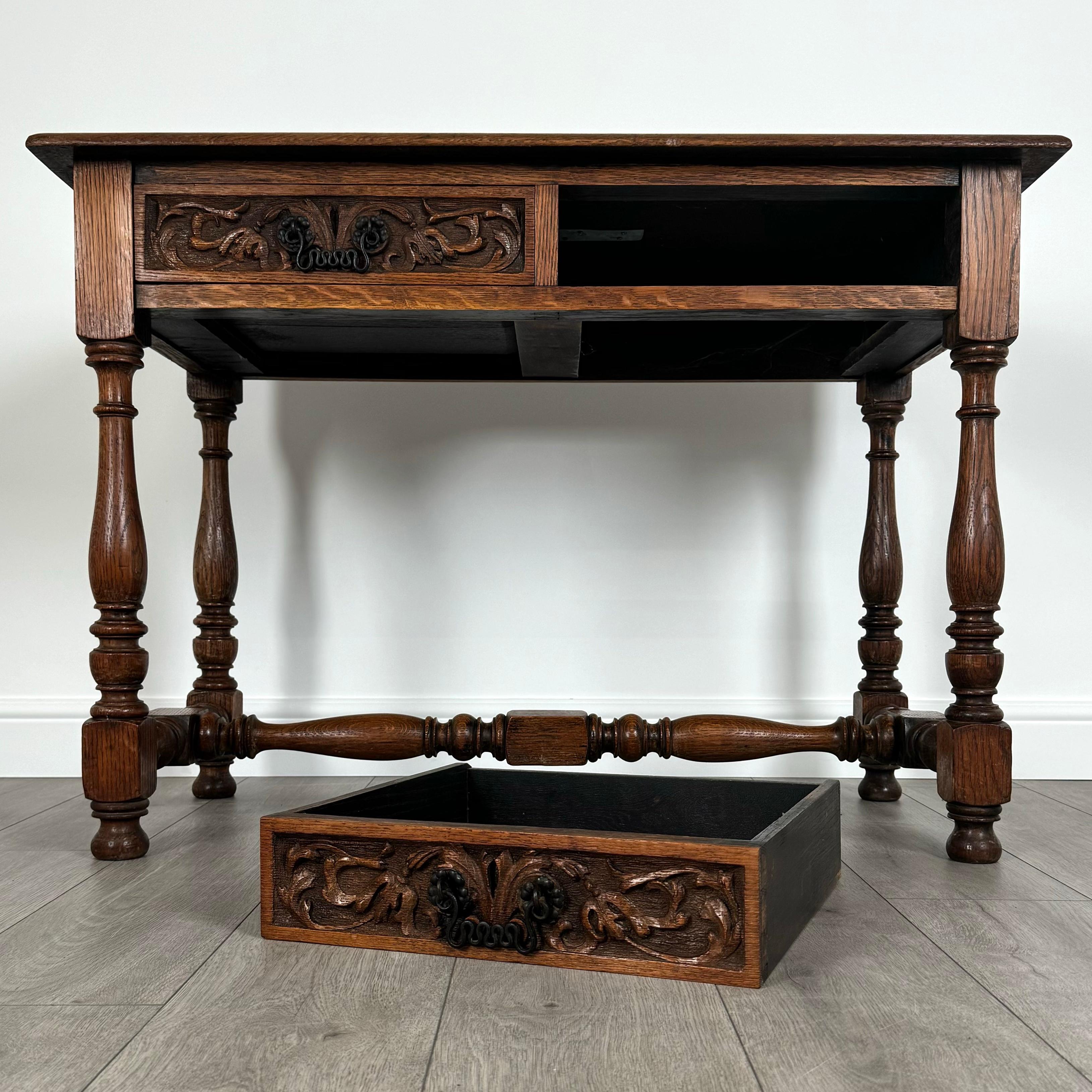 Ancienne table à écrire sculptée en chêne du 19ème siècle (REF AF-3576) en vente 4