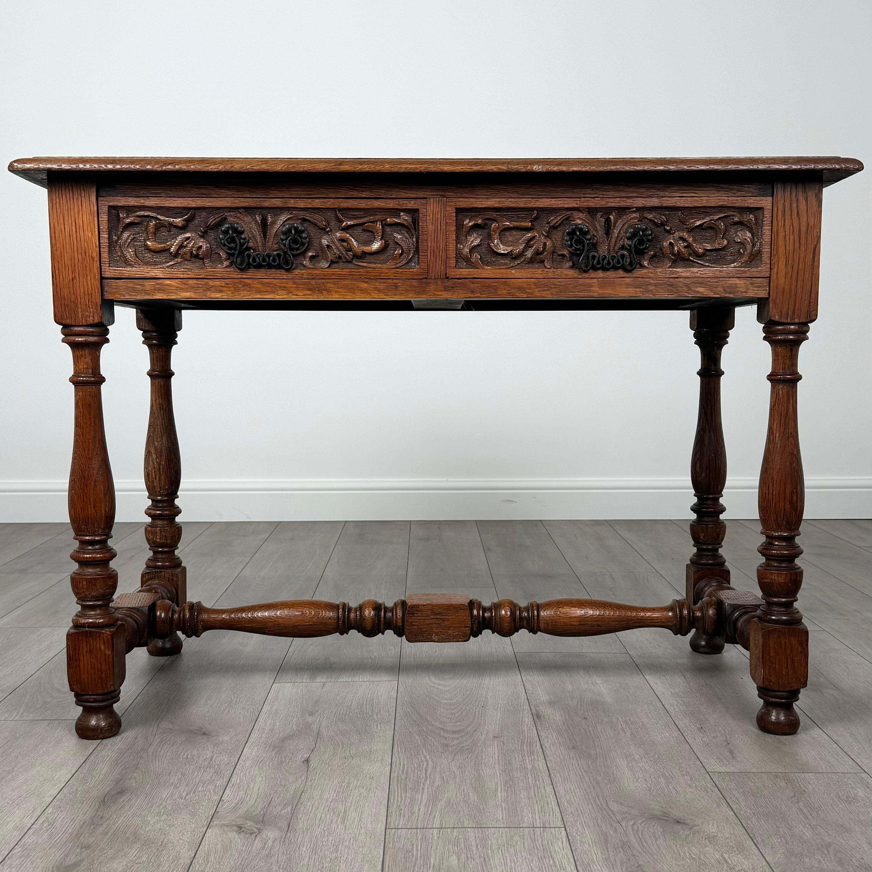 Cette superbe table à écrire en chêne du XIXe siècle témoigne d'une qualité et d'un savoir-faire exceptionnels. 
La pièce est en excellent état, démontrant la durabilité et l'attrait intemporel du chêne. La table présente des façades de tiroirs