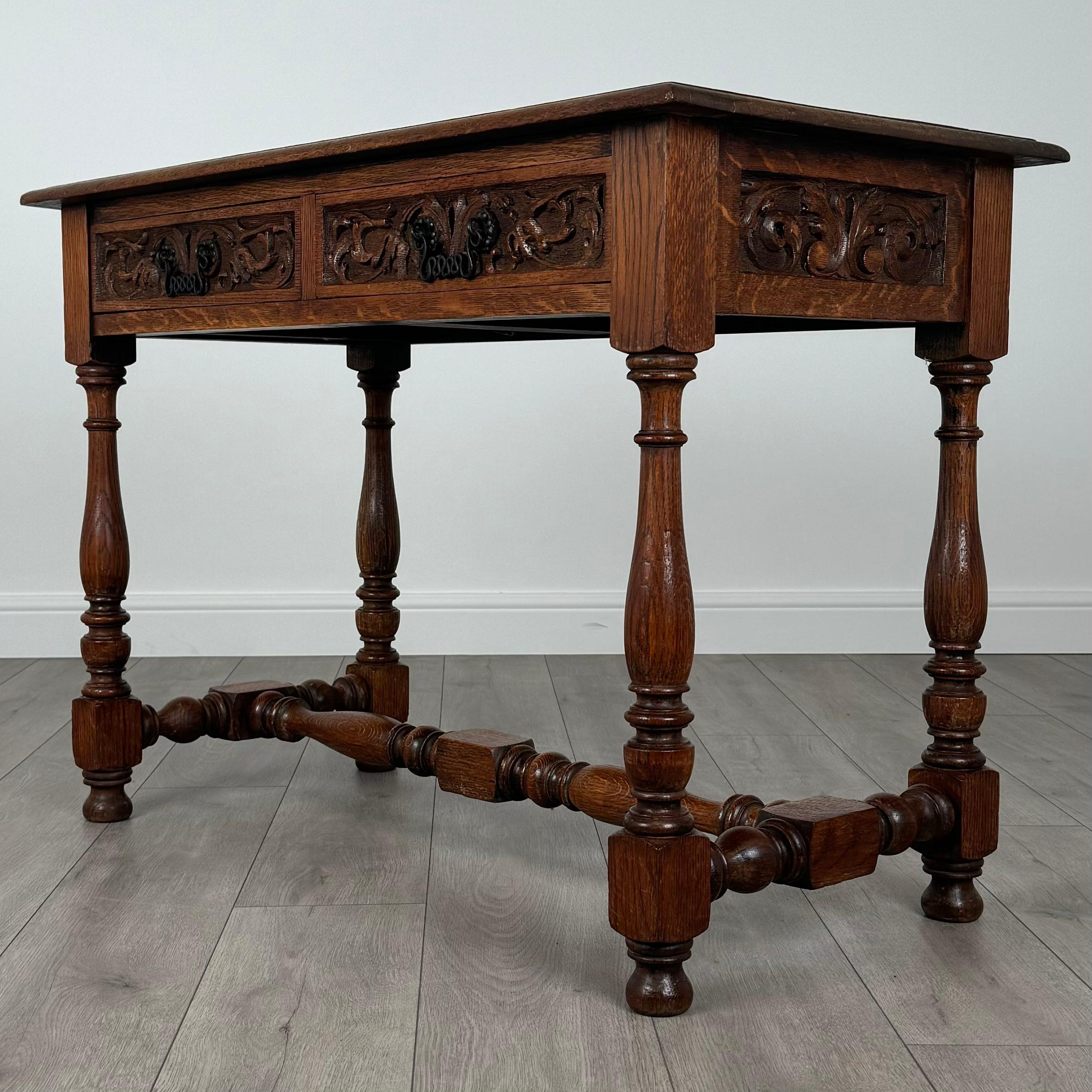 Victorien Ancienne table à écrire sculptée en chêne du 19ème siècle (REF AF-3576) en vente