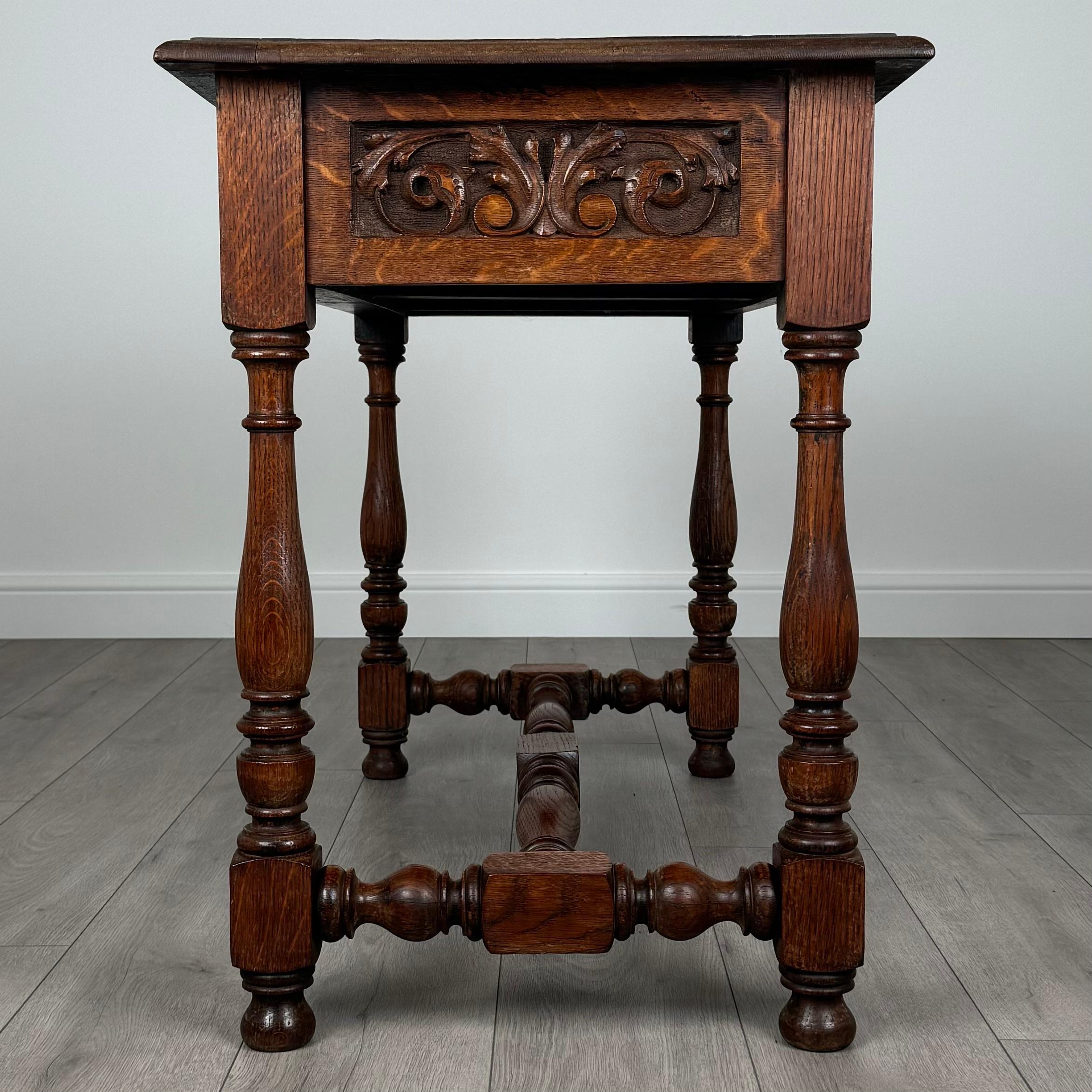 Anglais Ancienne table à écrire sculptée en chêne du 19ème siècle (REF AF-3576) en vente