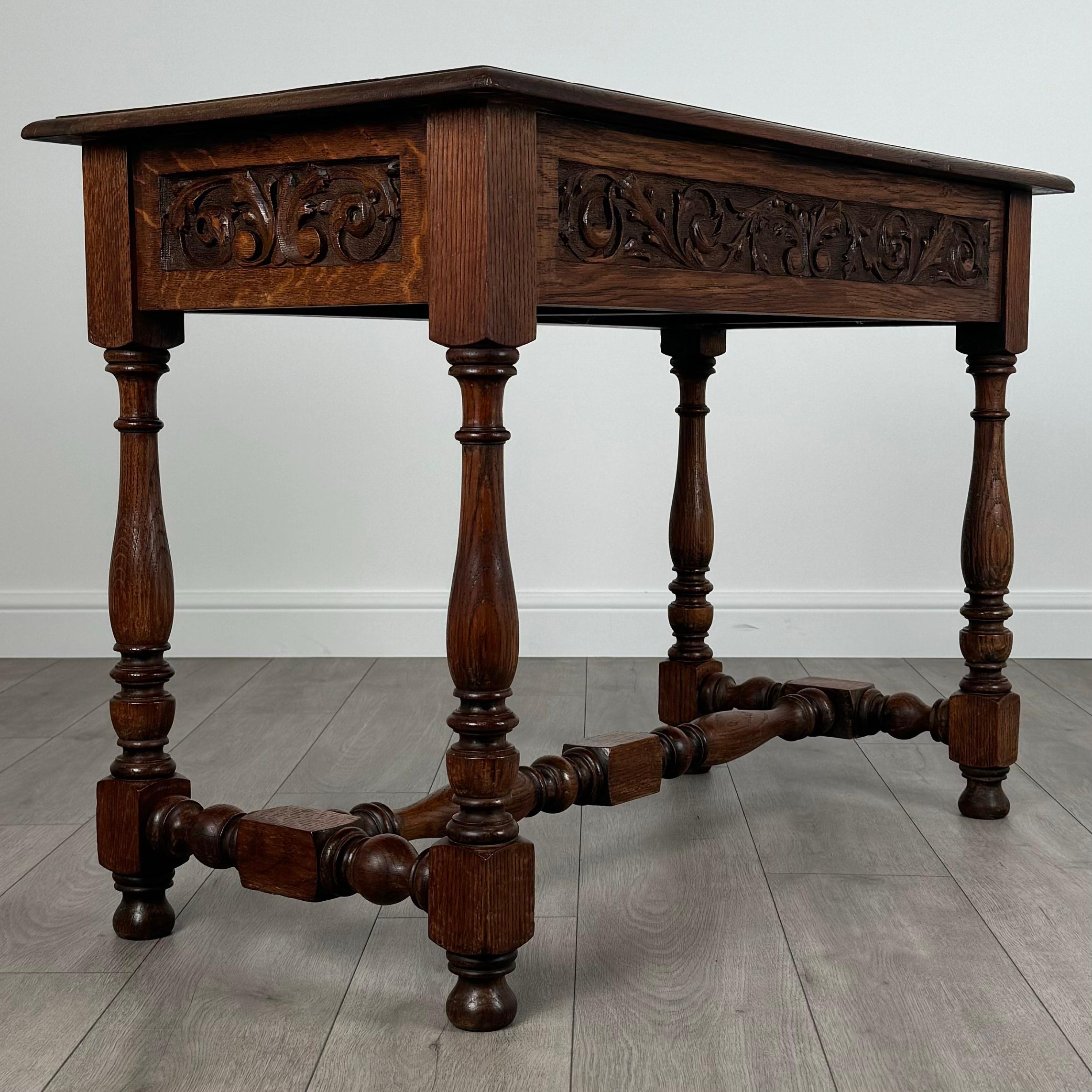 Ancienne table à écrire sculptée en chêne du 19ème siècle (REF AF-3576) Bon état - En vente à Ledbury, GB