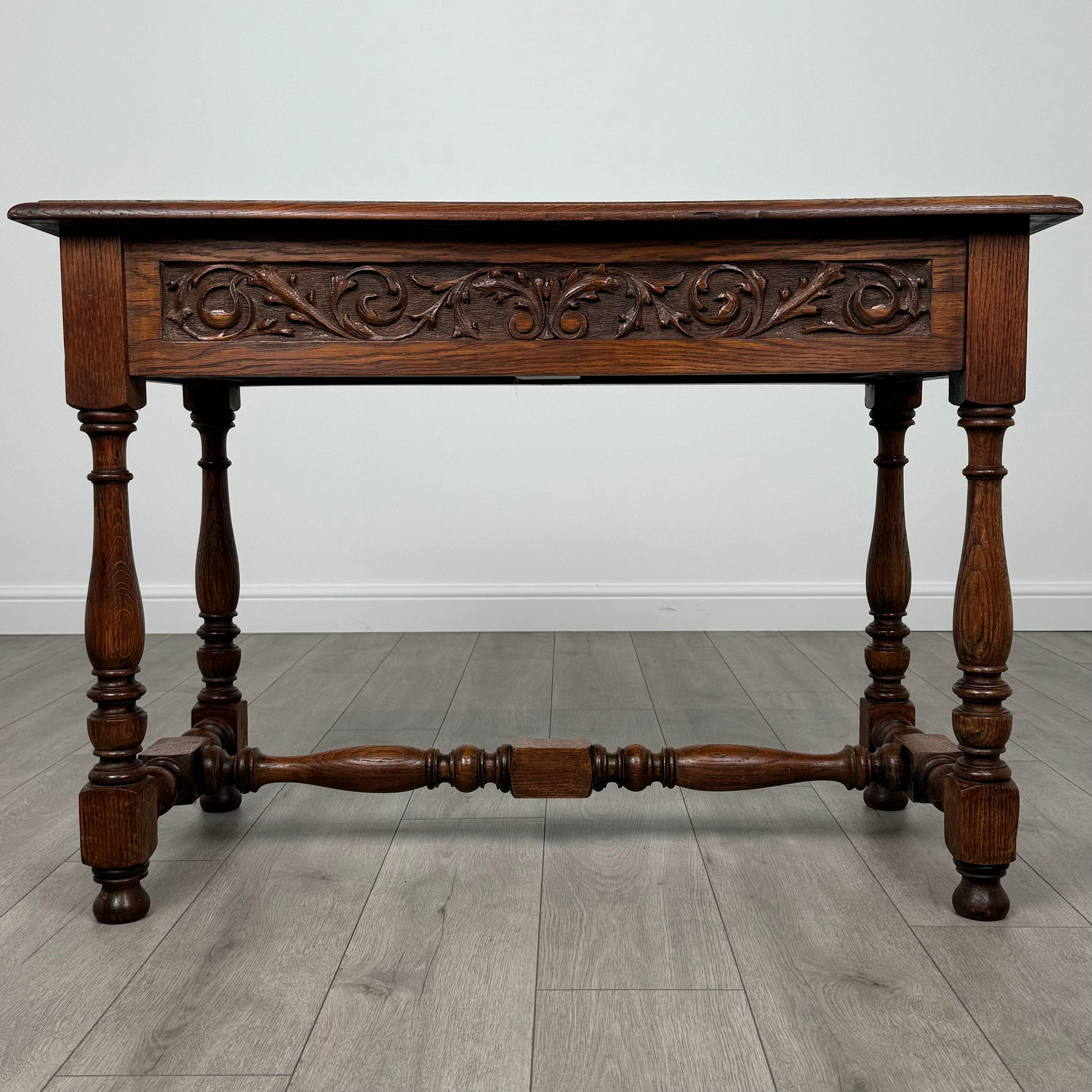 XIXe siècle Ancienne table à écrire sculptée en chêne du 19ème siècle (REF AF-3576) en vente