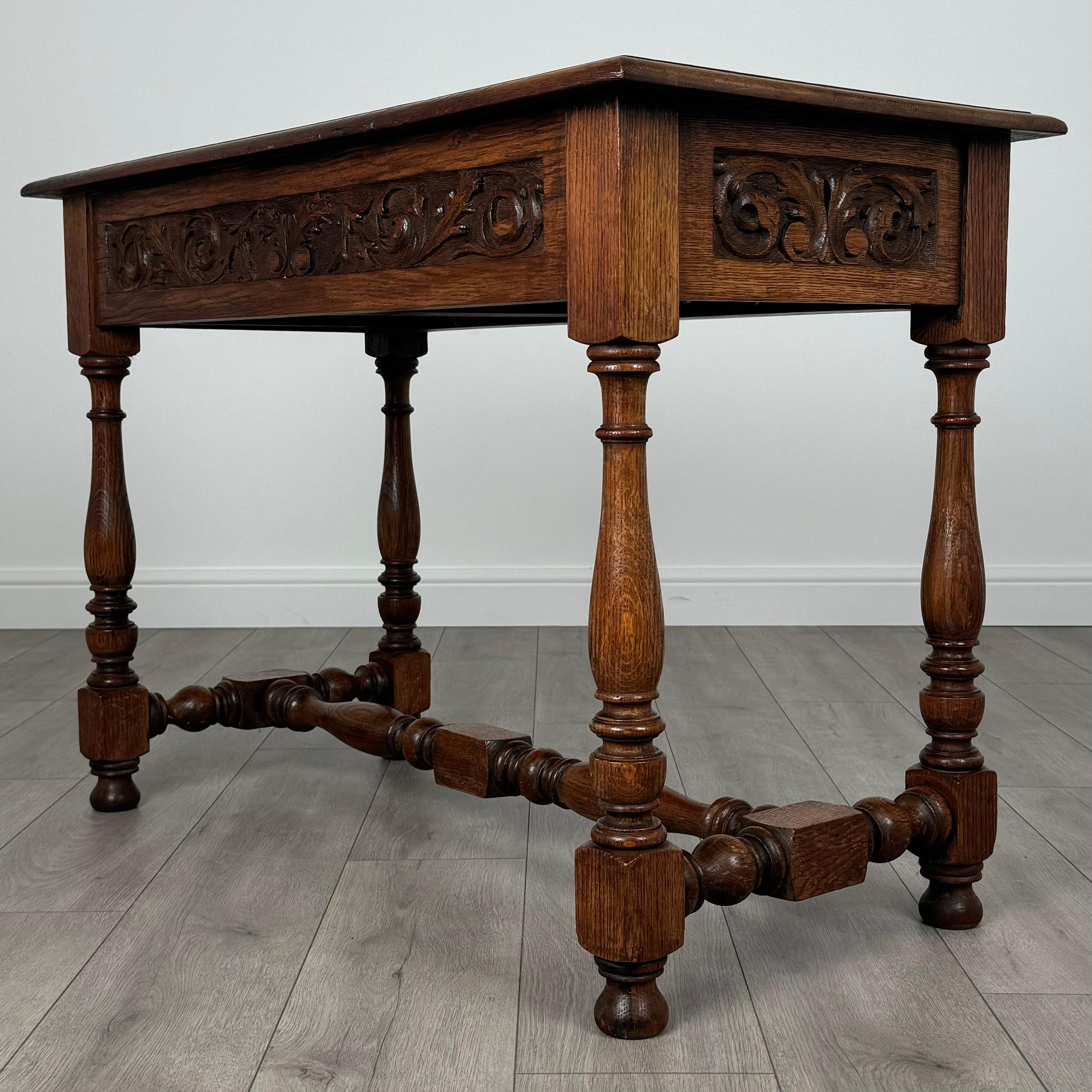 Chêne Ancienne table à écrire sculptée en chêne du 19ème siècle (REF AF-3576) en vente