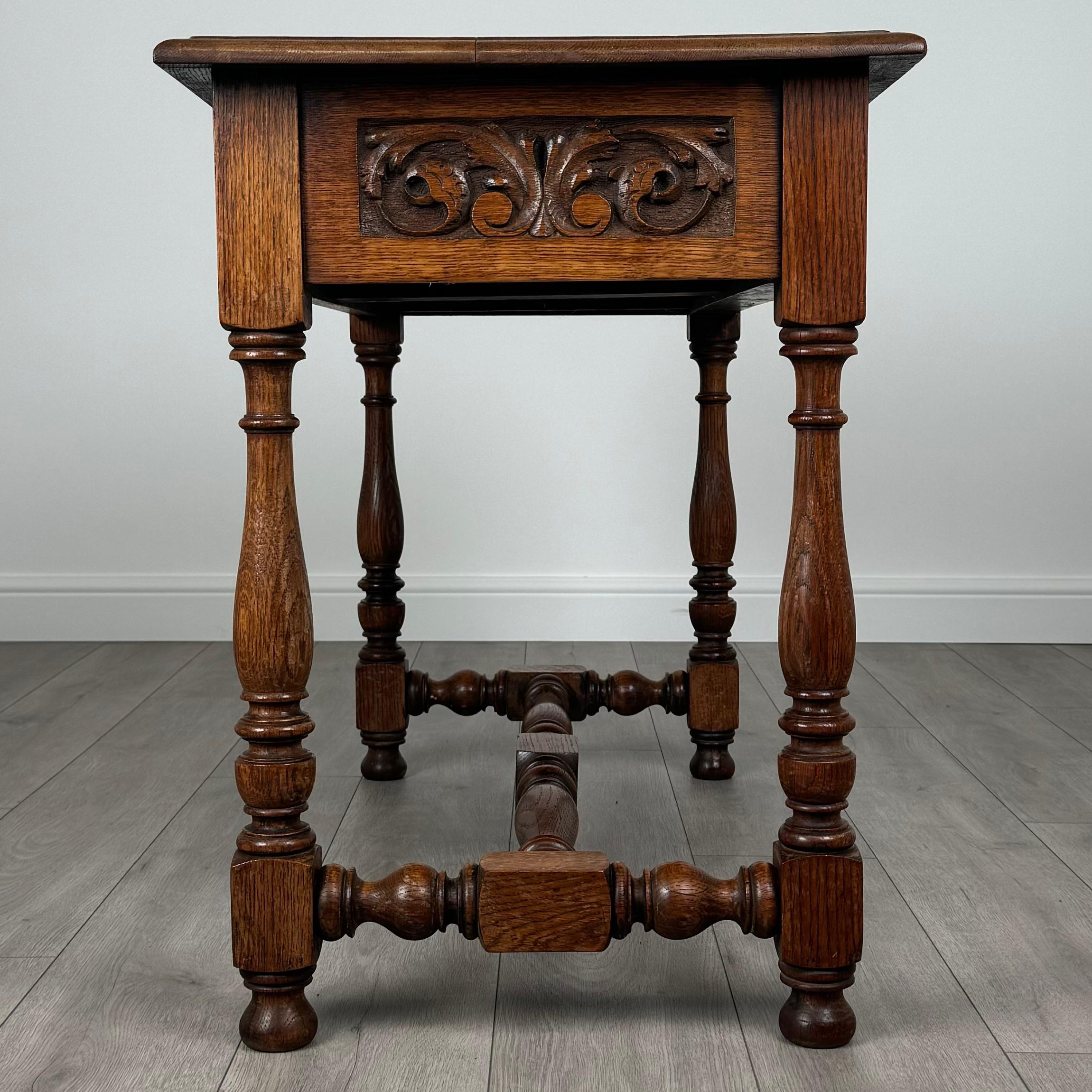 Ancienne table à écrire sculptée en chêne du 19ème siècle (REF AF-3576) en vente 1