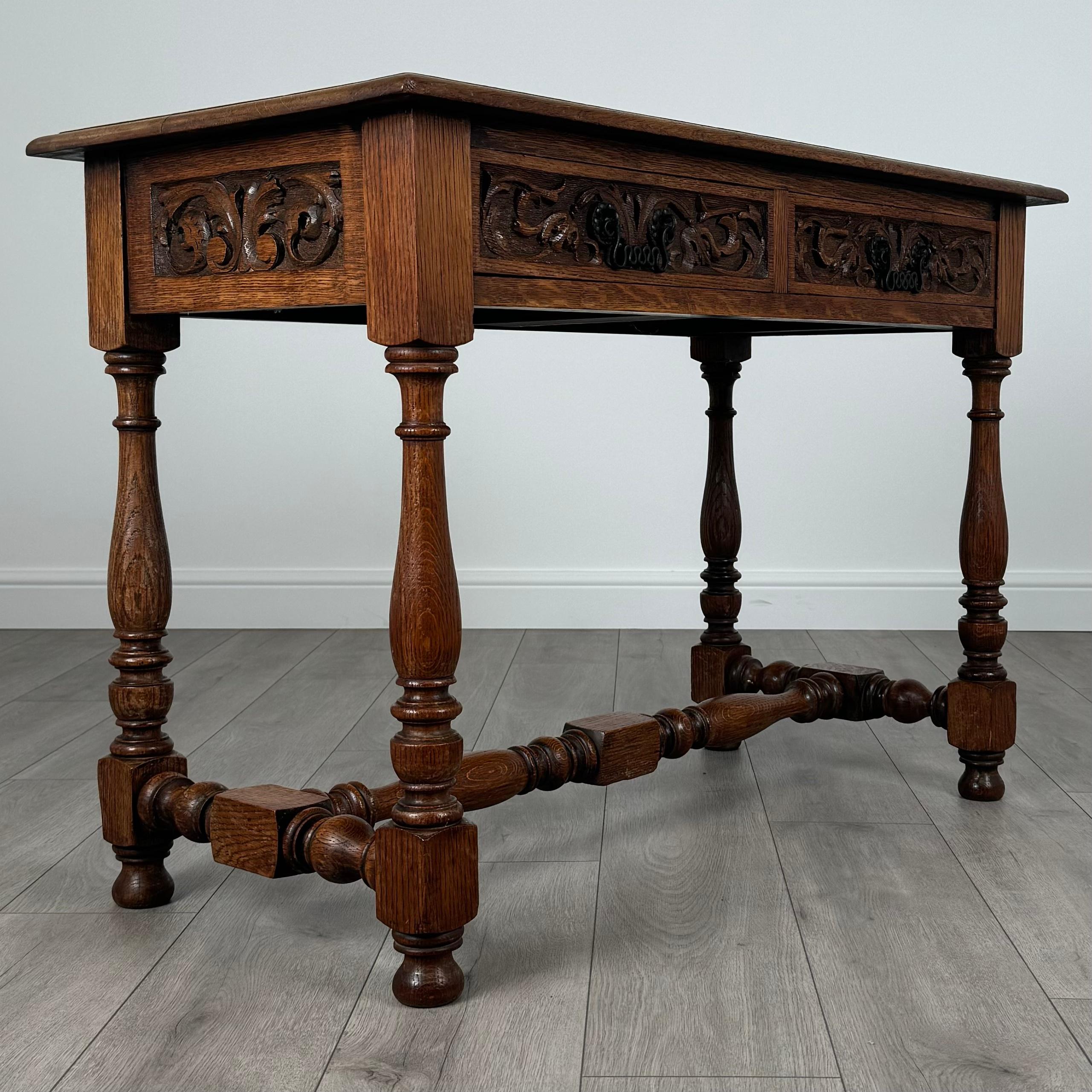 Ancienne table à écrire sculptée en chêne du 19ème siècle (REF AF-3576) en vente 2