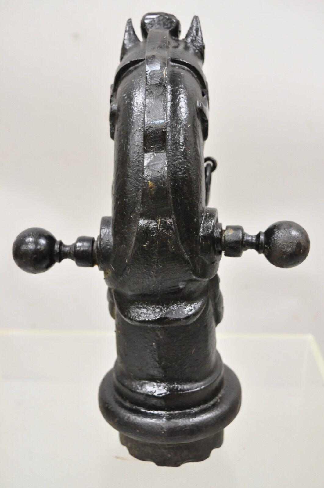 Antiker gusseiserner Pferdekopf- Hitching-Post aus dem frühen amerikanischen „B“ aus dem 19. Jahrhundert (Eisen) im Angebot