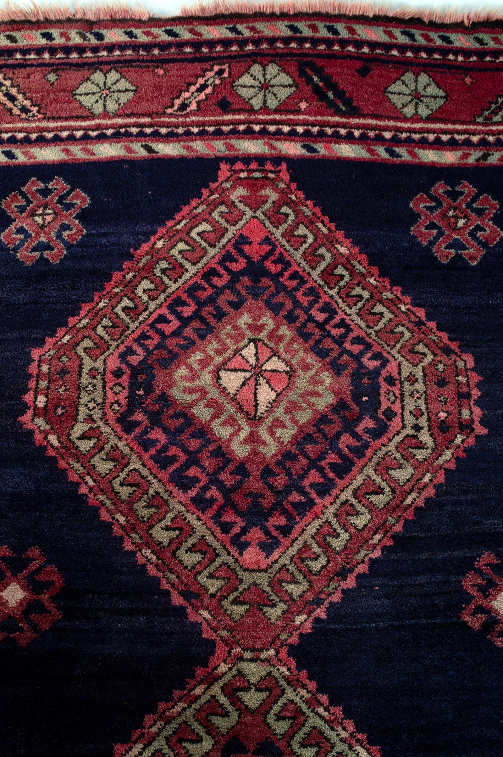 Antique 19th Century Caucasian Kazak Rug In Good Condition For Sale In London, GB