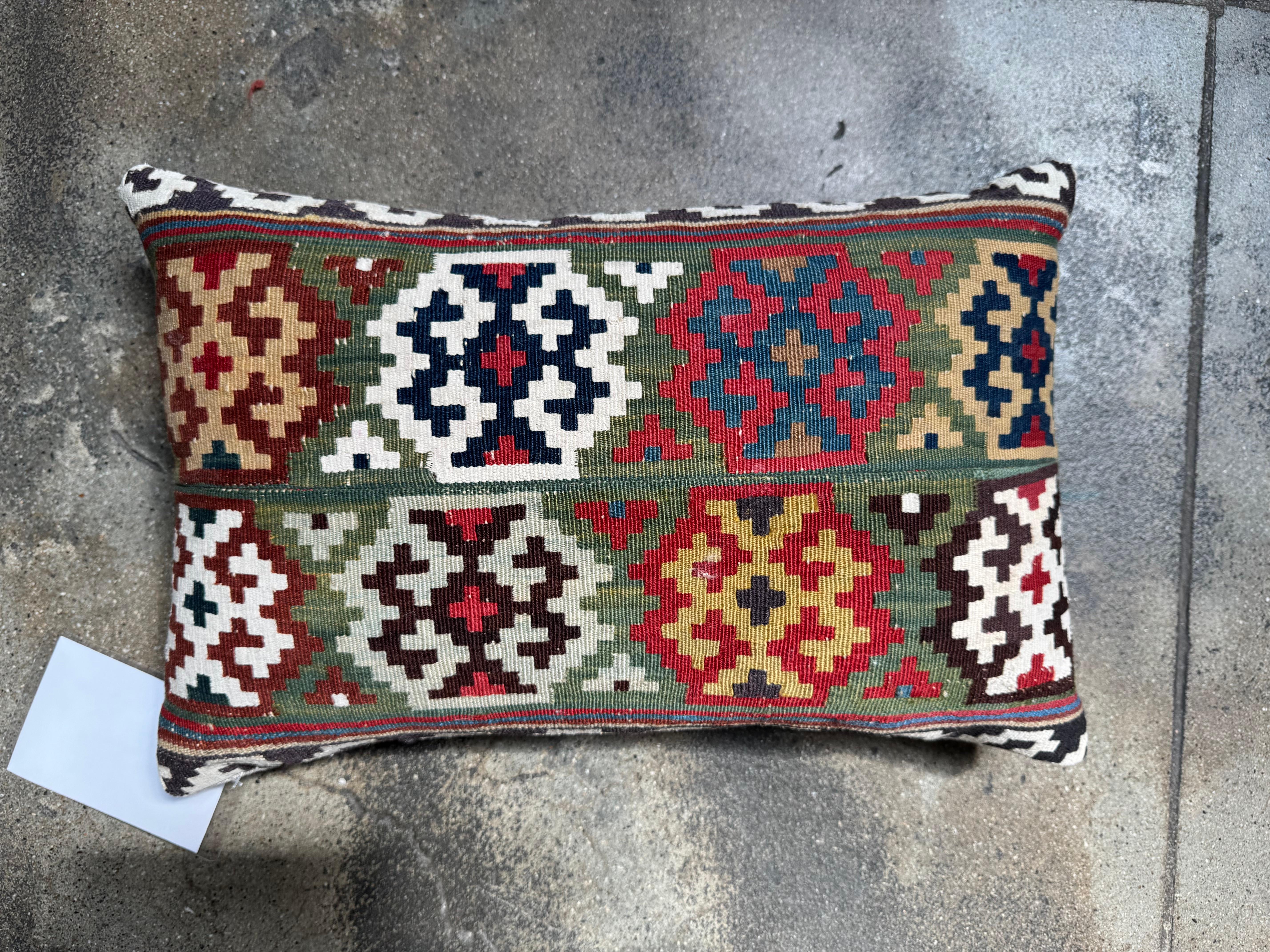 Tissé à la main Ancien oreiller Kilim caucasien du 19e siècle - 21 x 8 en vente