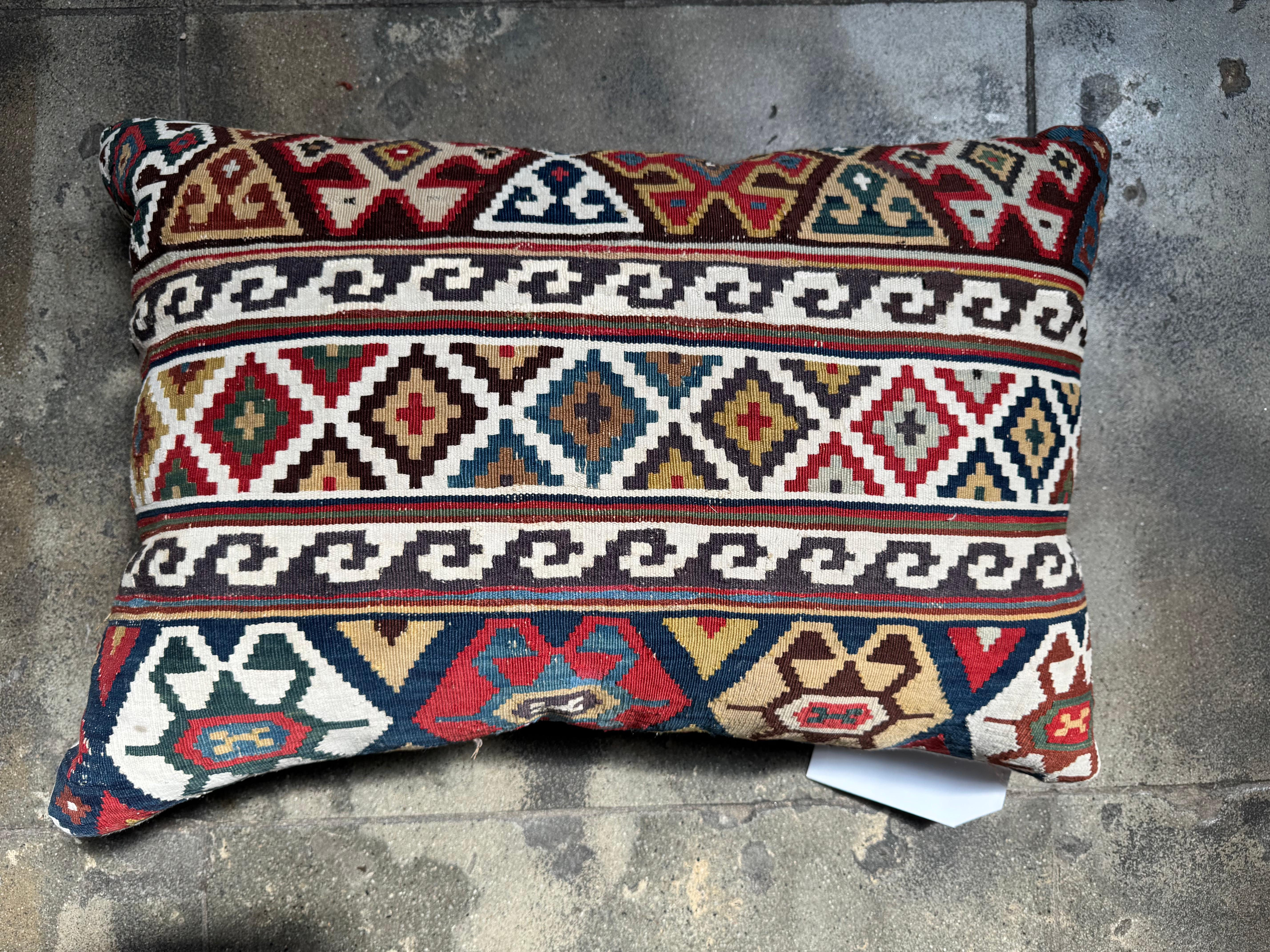 Antikes kaukasisches Kilim-Kissen aus dem 19. Jahrhundert - 14 x 10 (Kelim) im Angebot